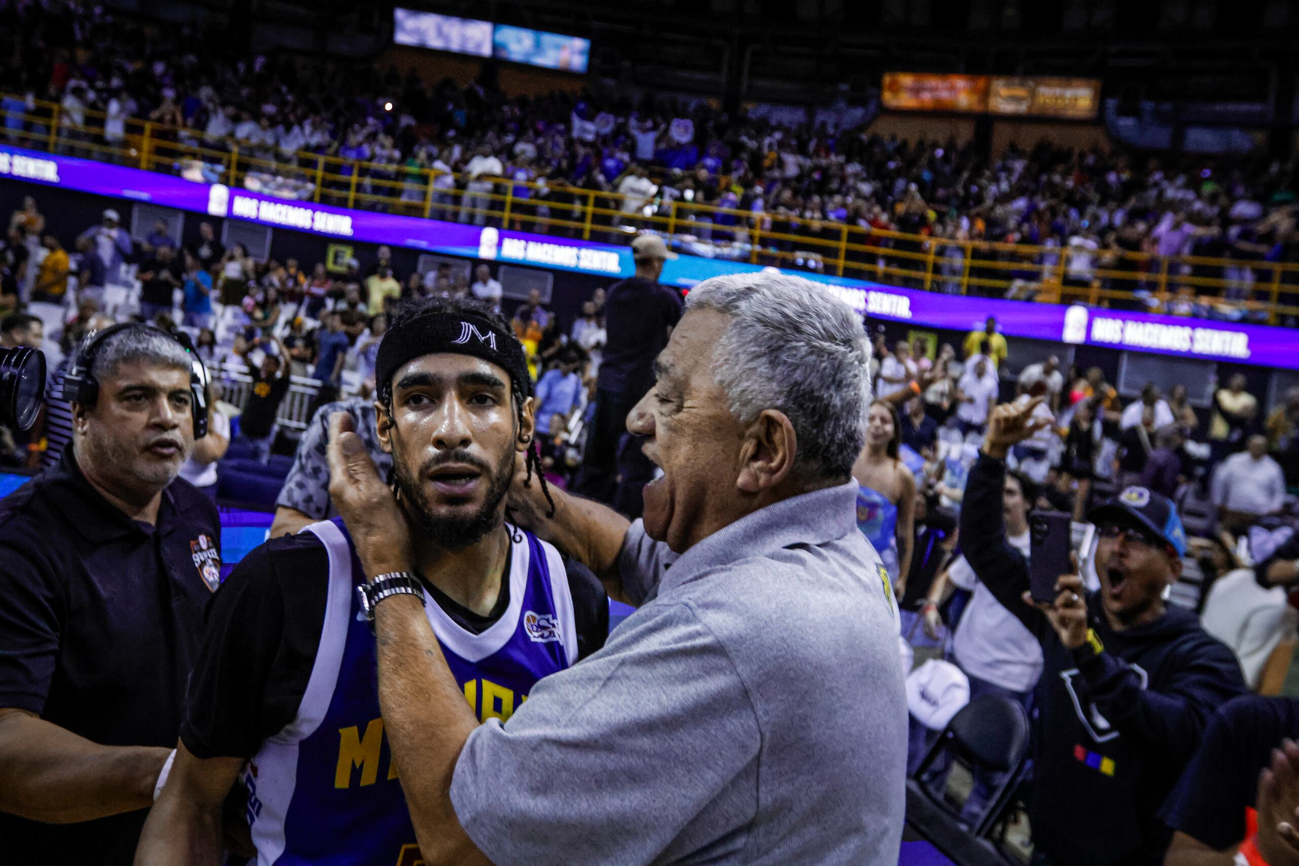 Jhivvan Jackson es abrazado por su abuelo y gerente general de los Osos de Manatí, Flor Meléndez.