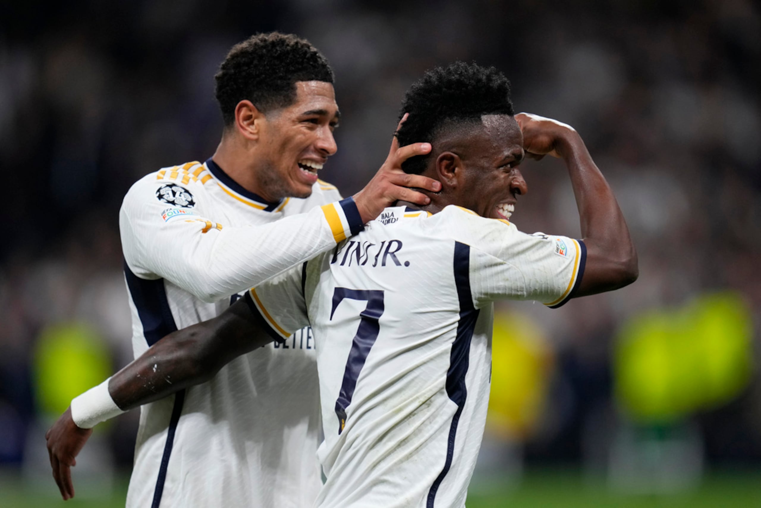 Vinicius Junior (derecha), del Real Madrid, festeja con su compañero Jude Bellingham su gol contra Leipzig en octavos de final de la Liga de Campeones.