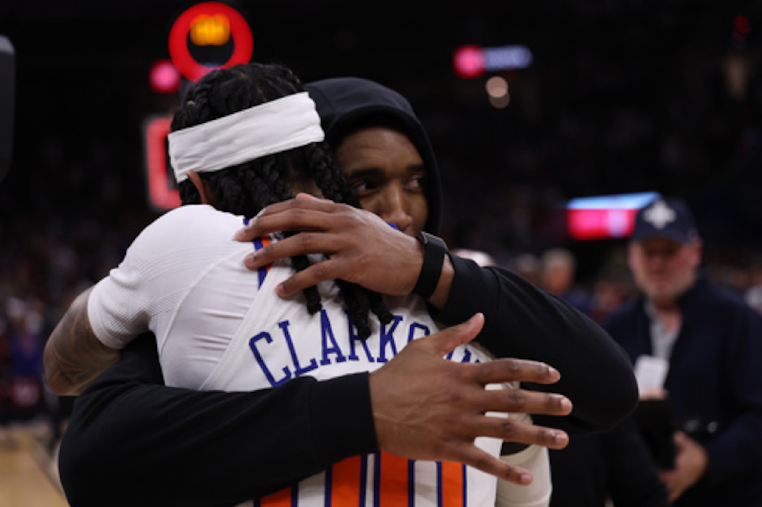 El escolta de los Cleveland Cavaliers Donovan Mitchell, a la derecha, abraza al escolta de los New York Knicks Jordan Clarkson (00).