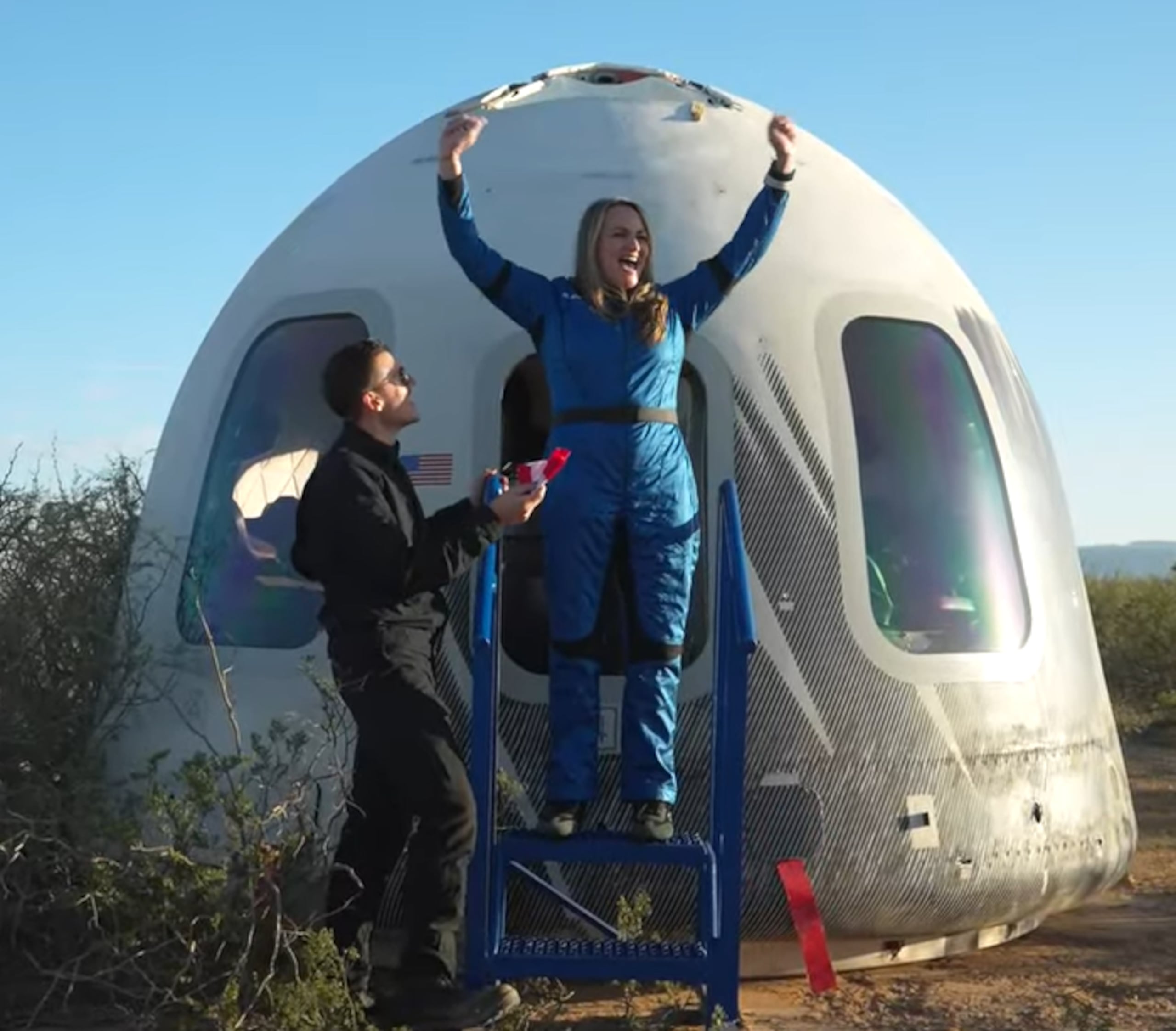 La meteoróloga Deborah Martorell tras salir de la cápsula de la misión NS-34 de la empresa Blue Origin.