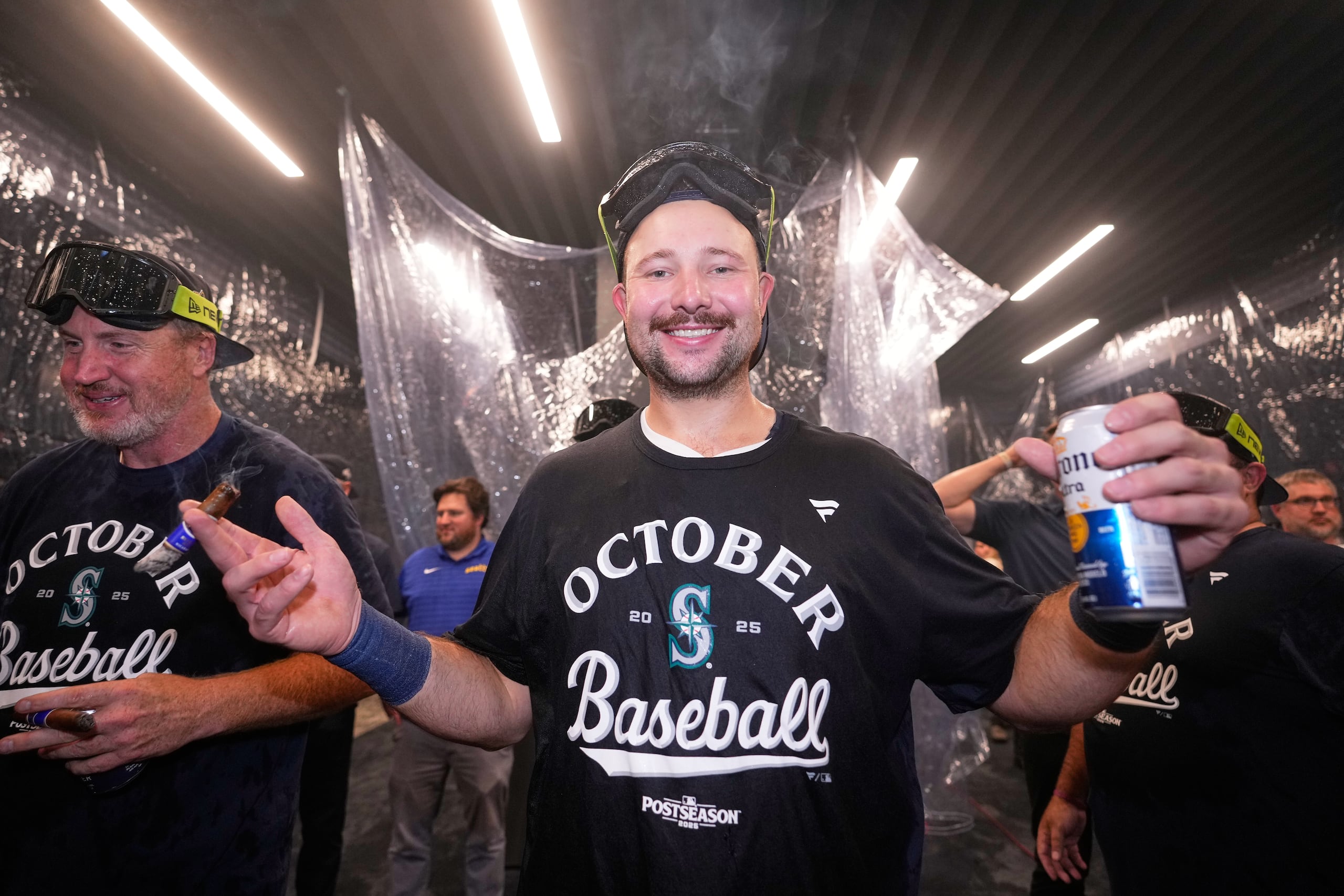 Cal Raleigh, catcher de los Marineros de Seattle, festeja la clasificación del equipo a los playoffs, tras un triunfo sobre los Rockies de Colorado el martes 23 de septiembre de 2025 (AP Foto/Ryan Sun)