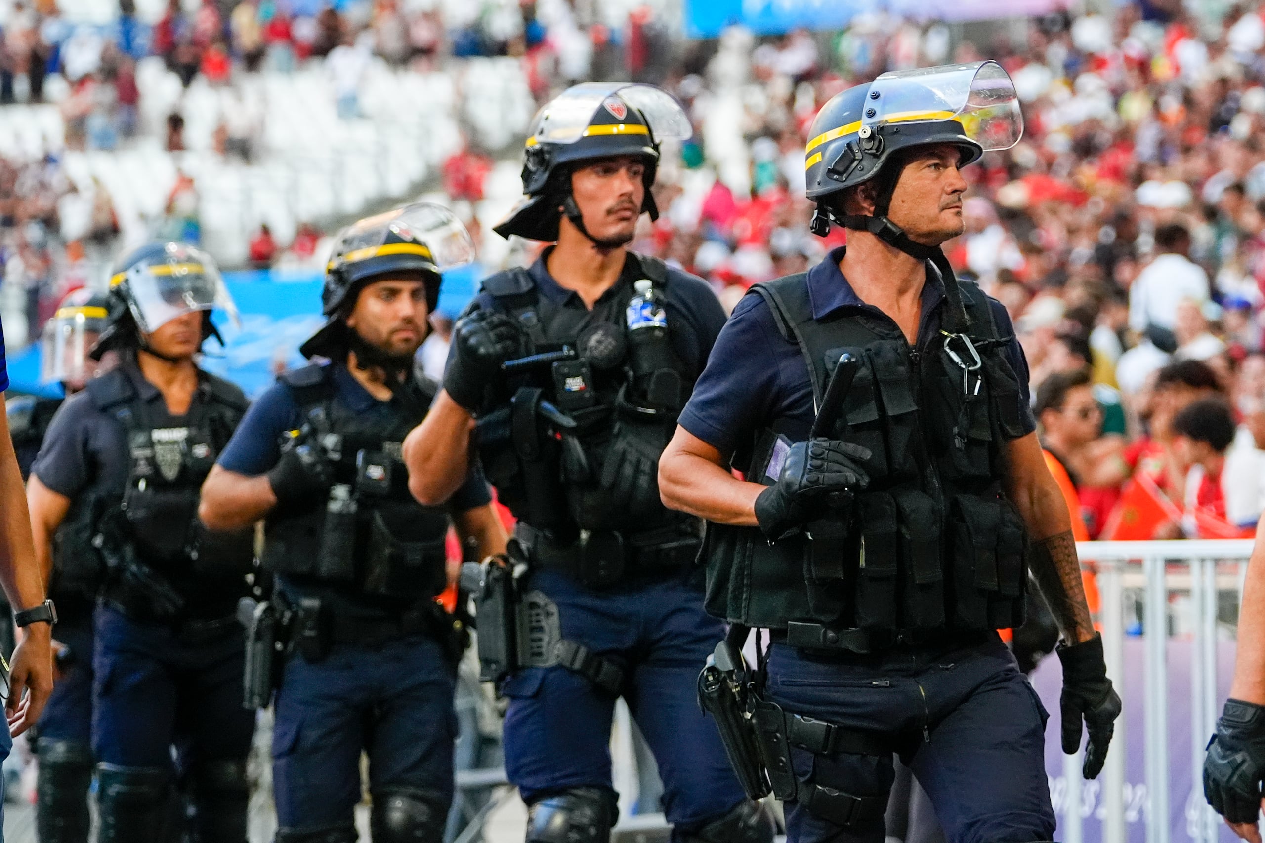 En esta imagen de archivo, agentes de policía, junto al terreno de juego durante la semifinal del torneo olímpico de fútbol entre Marruecos y España, en los Juegos de París, el 5 de agosto de 2024, en el estadio de Marsella, en Marsella, Francia.