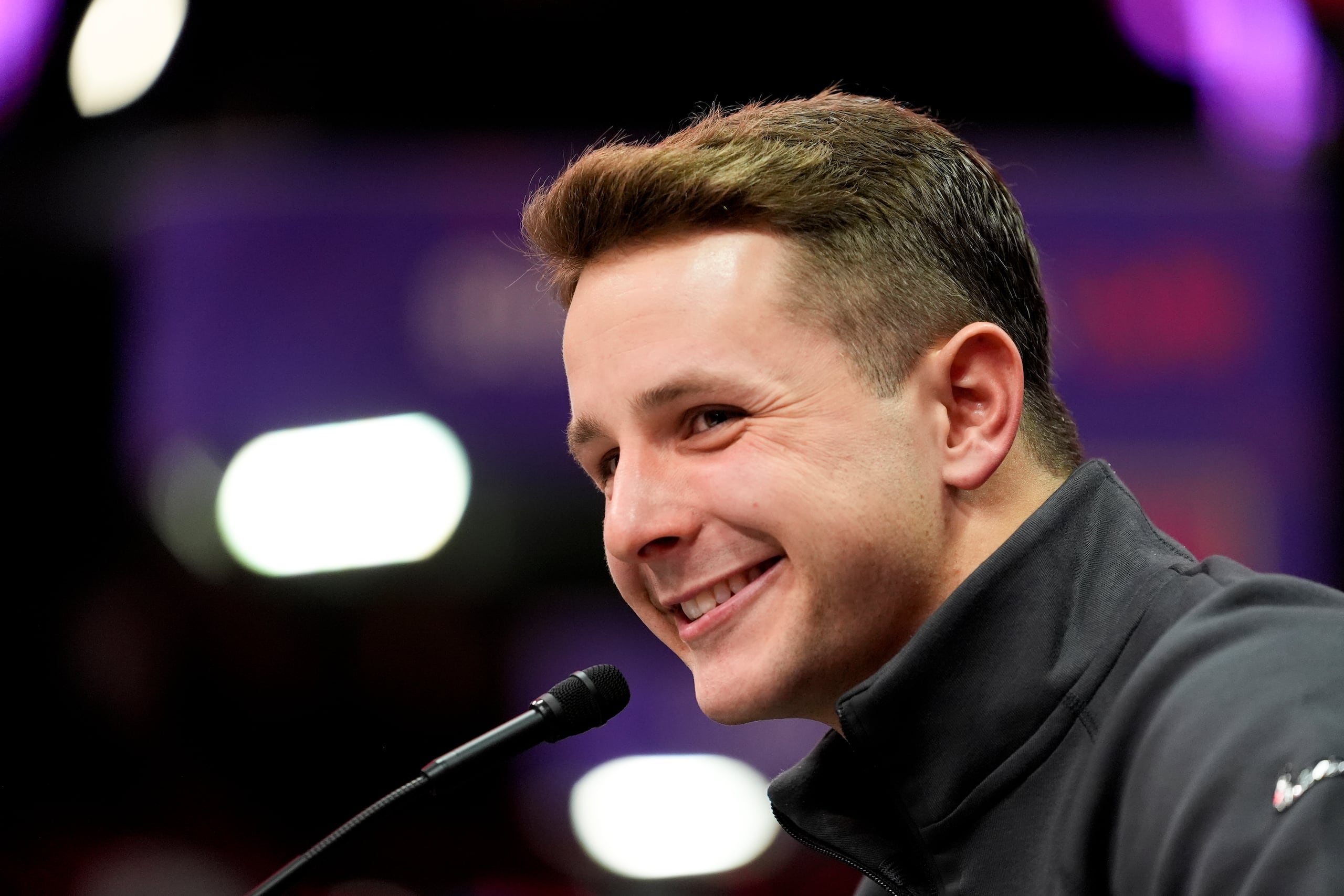 Brock Purdy, quarterback de los 49ers de San Francisco, habla con la prensa durante la noche de apertura del Super Bowl LVIII.