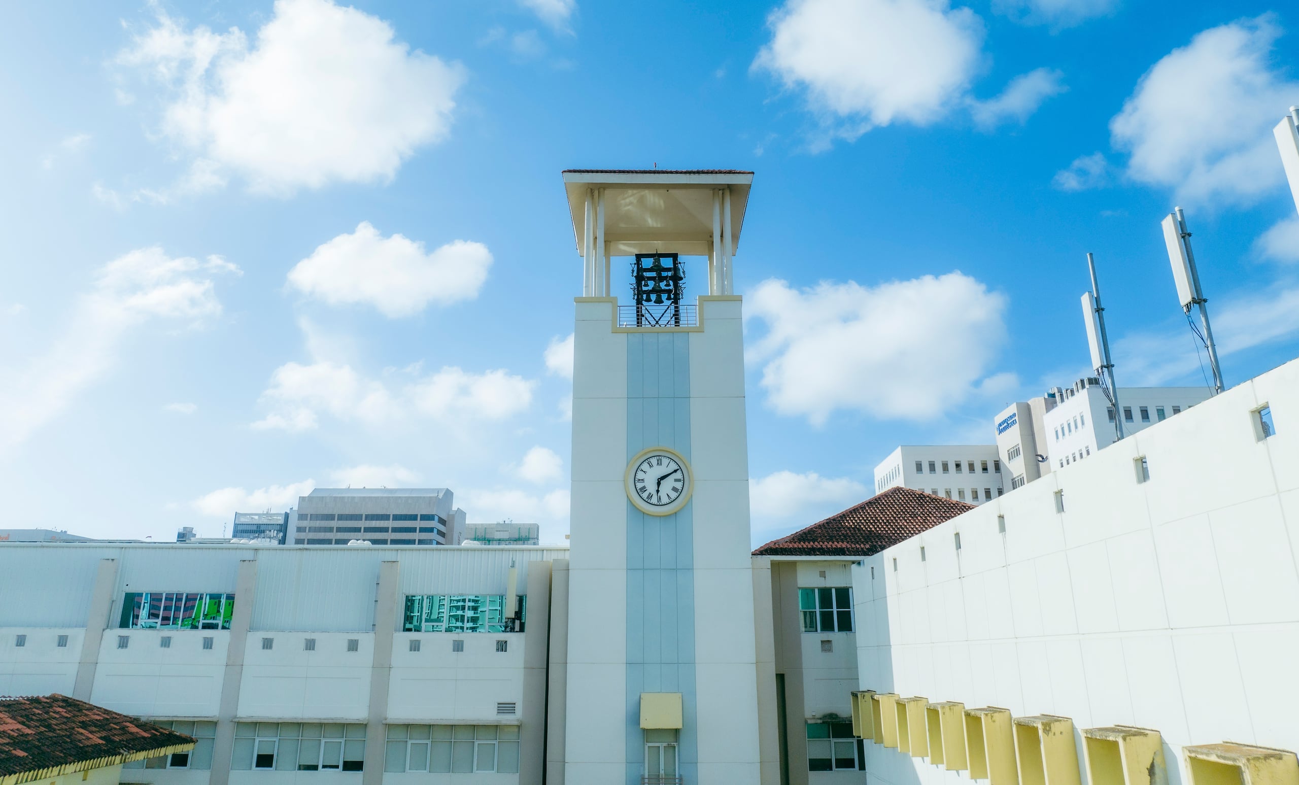 Más allá de un bachillerato o una maestría, la Universidad Politécnica de Puerto Rico ofrece microcredenciales y certificaciones para que los egresados sean competitivos en el ámbito laboral.