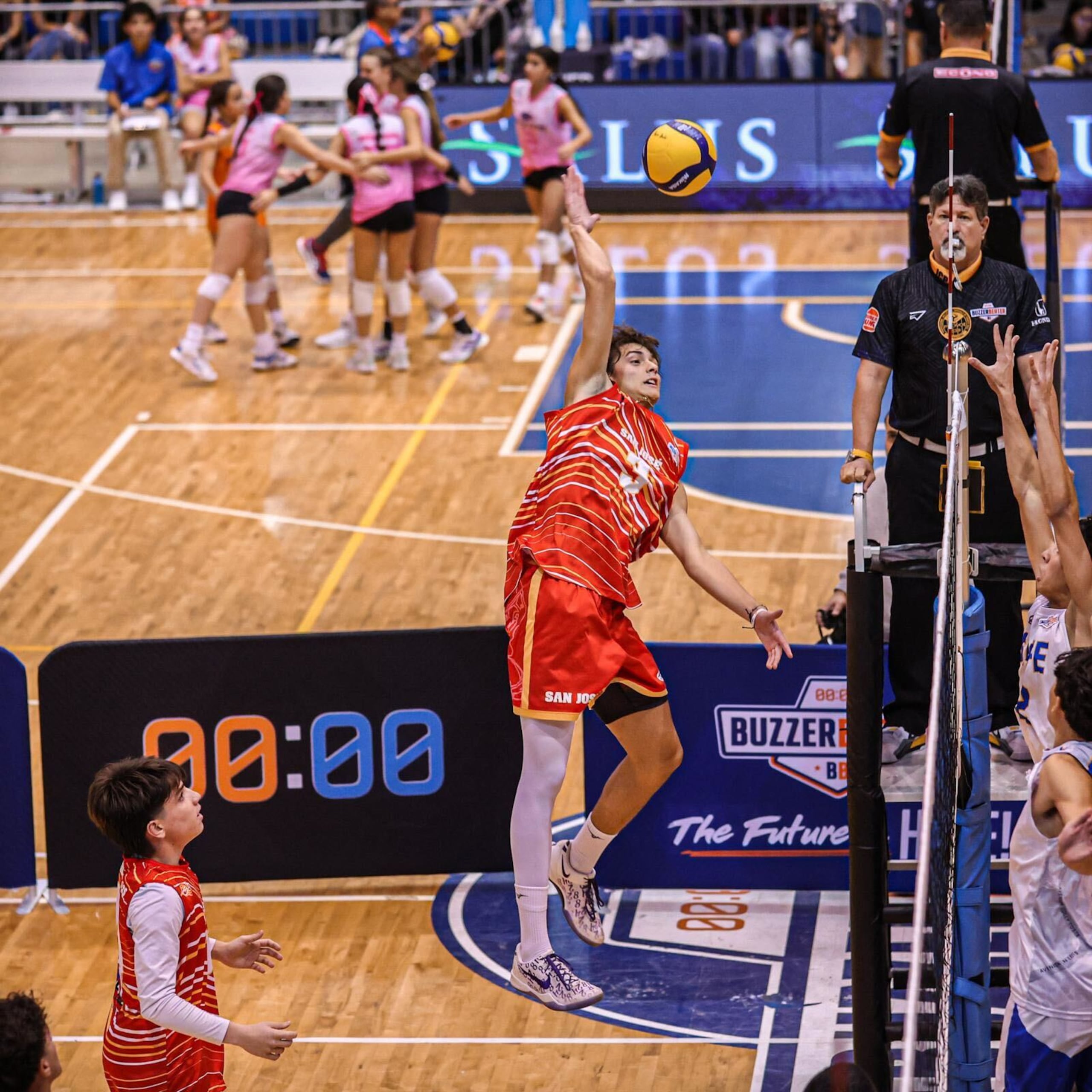 Jean Paul González, del Colegio San José, anotó 13 puntos ante el Colegio San Felipe en el Sweet 16 de la Copa Buzer Beater.