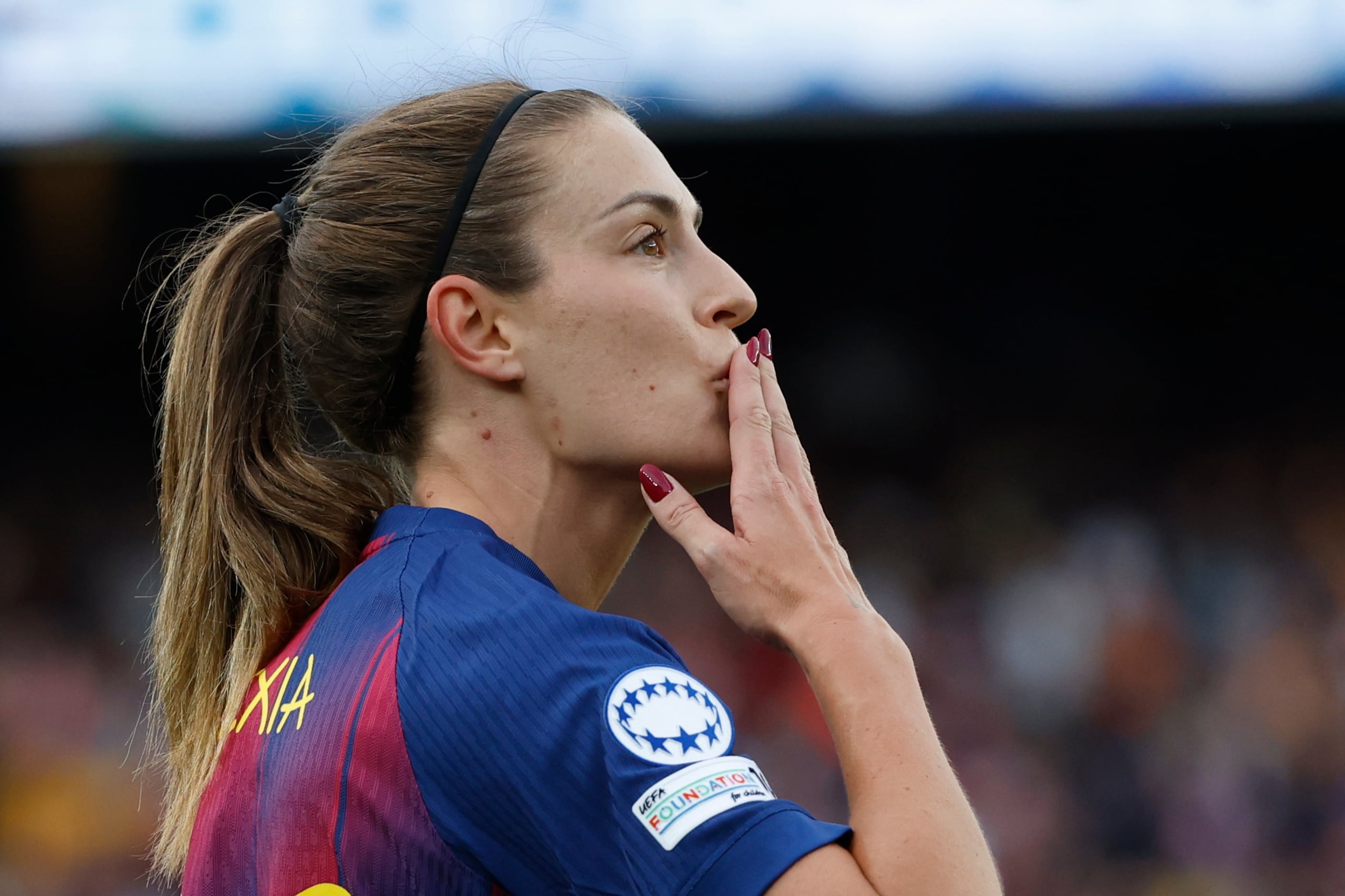 Alexia Putellas, del Barcelona, lanza un beso al público durante un partido de cuartos de final de la Liga de Campeones ante el Real Madrid, el jueves 2 de abril de 2026 (AP Foto/Joan Monfort)