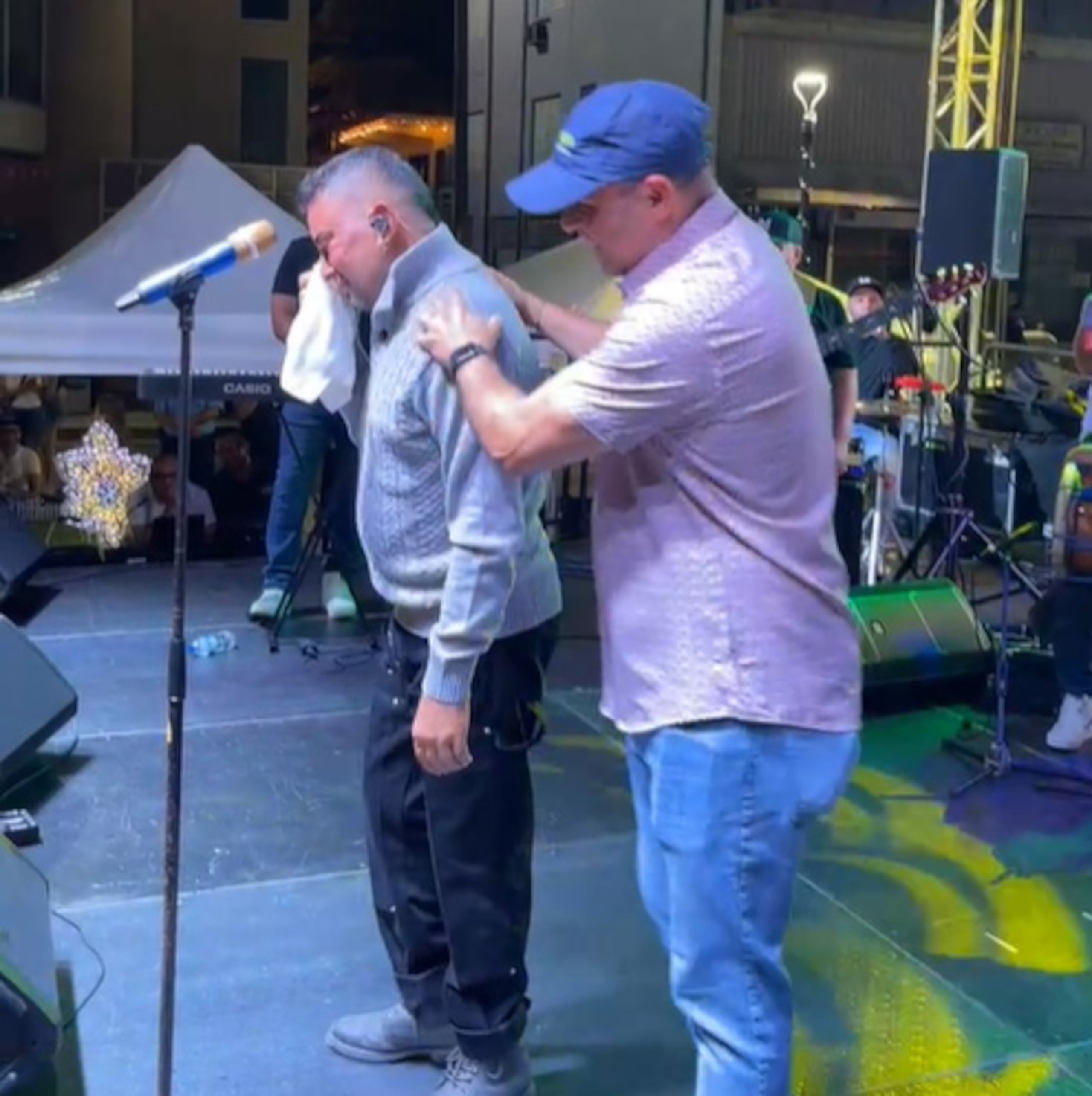 Manny Manuel llora tras ser presentado por el alcalde de Naranjito, Orlando Ortiz.