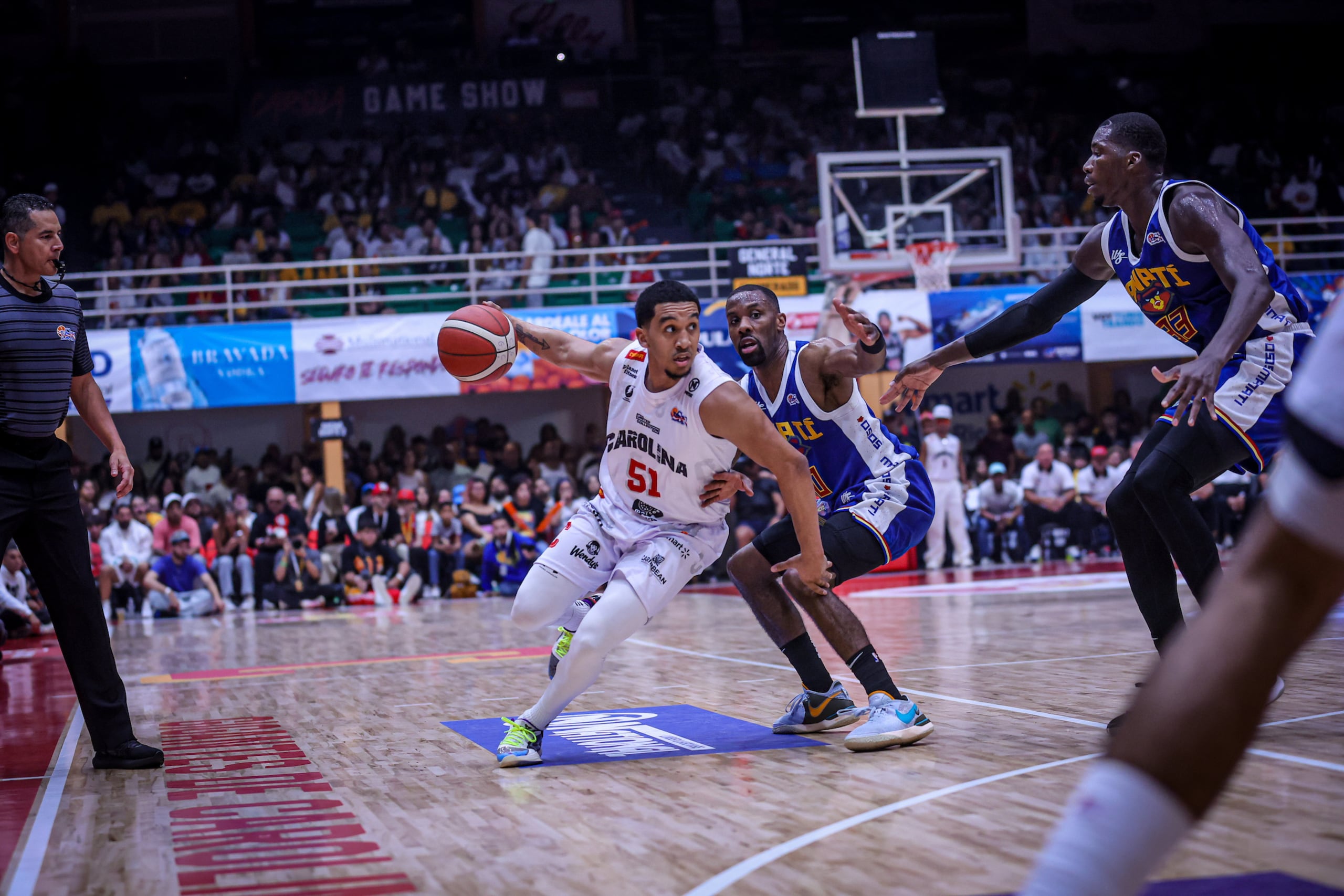 Tremont Waters, de los Gigantes de Carolina, controla el balón ante Norris Cole, de los Osos de Manatí.