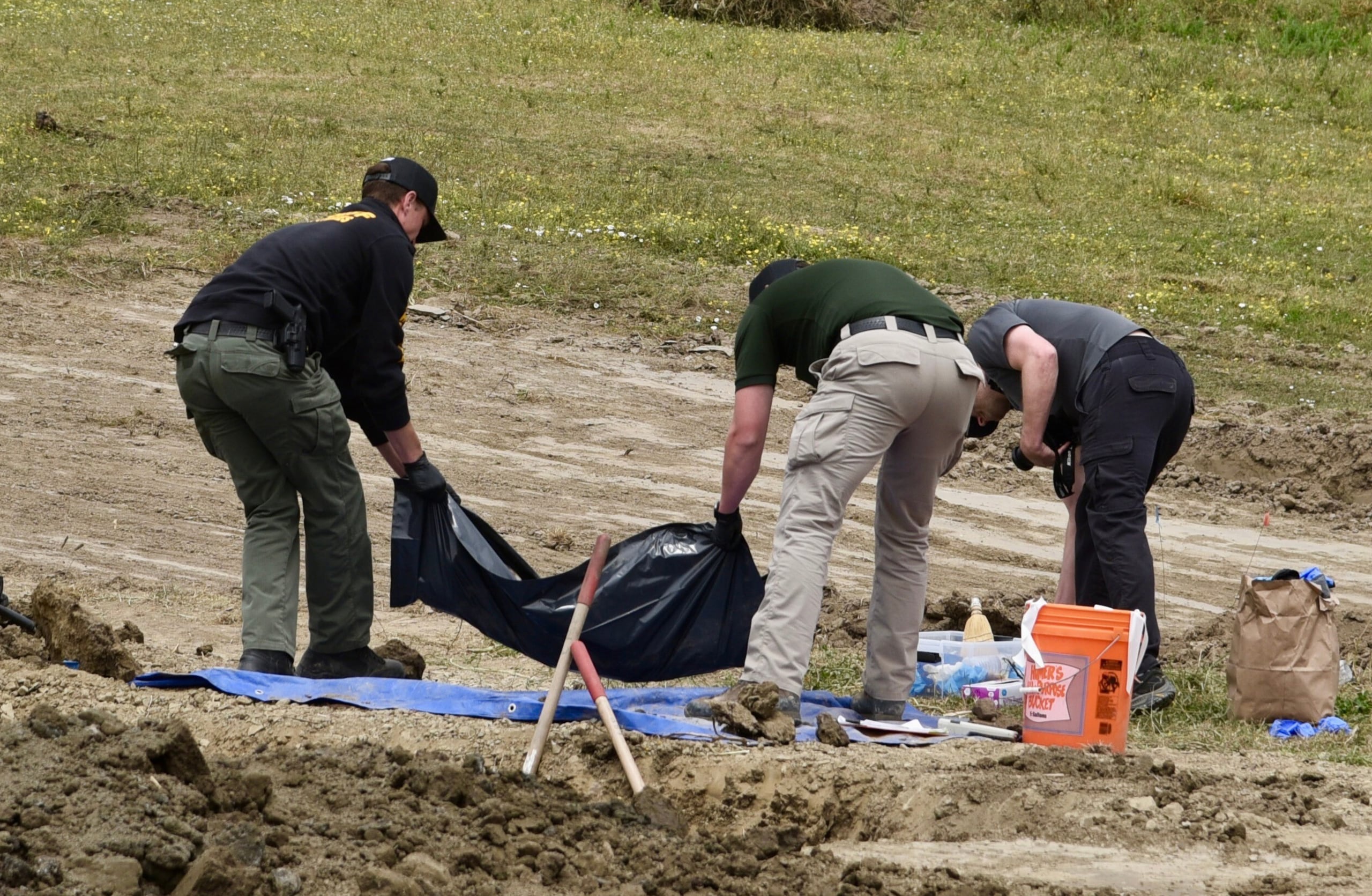 Investigadores de la policía del condado Humboldt, en California, registran los terrenos del santuario de rescate canino Miranda’s Rescue Animal Sanctuary el 24 de junio de 2026, donde se encontraron los restos de al menos 117 perros. (Ryan Burns/Lost Coast Outpost vía AP)