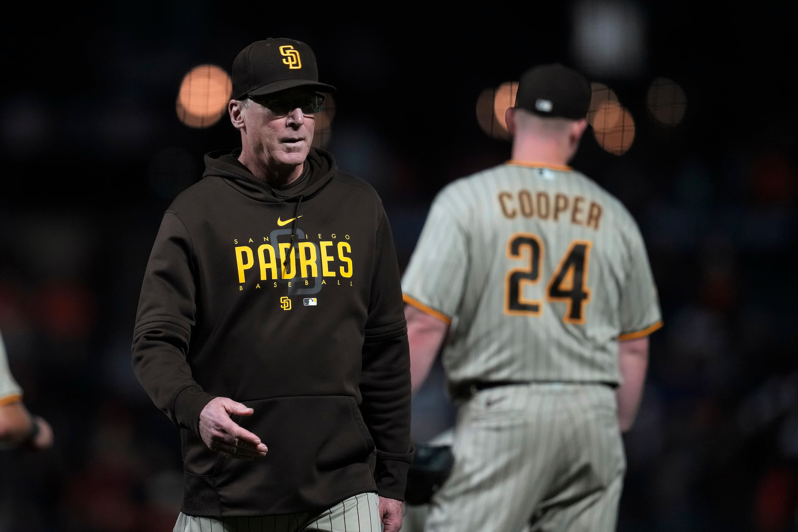 Bob Melvin camina hacia el banquillo luego de realizar un cambio de lanzadores en la novena entrada del juego de béisbol entre sus Padres y los Giants, en San Francisco, el martes 26 de septiembre de 2023.