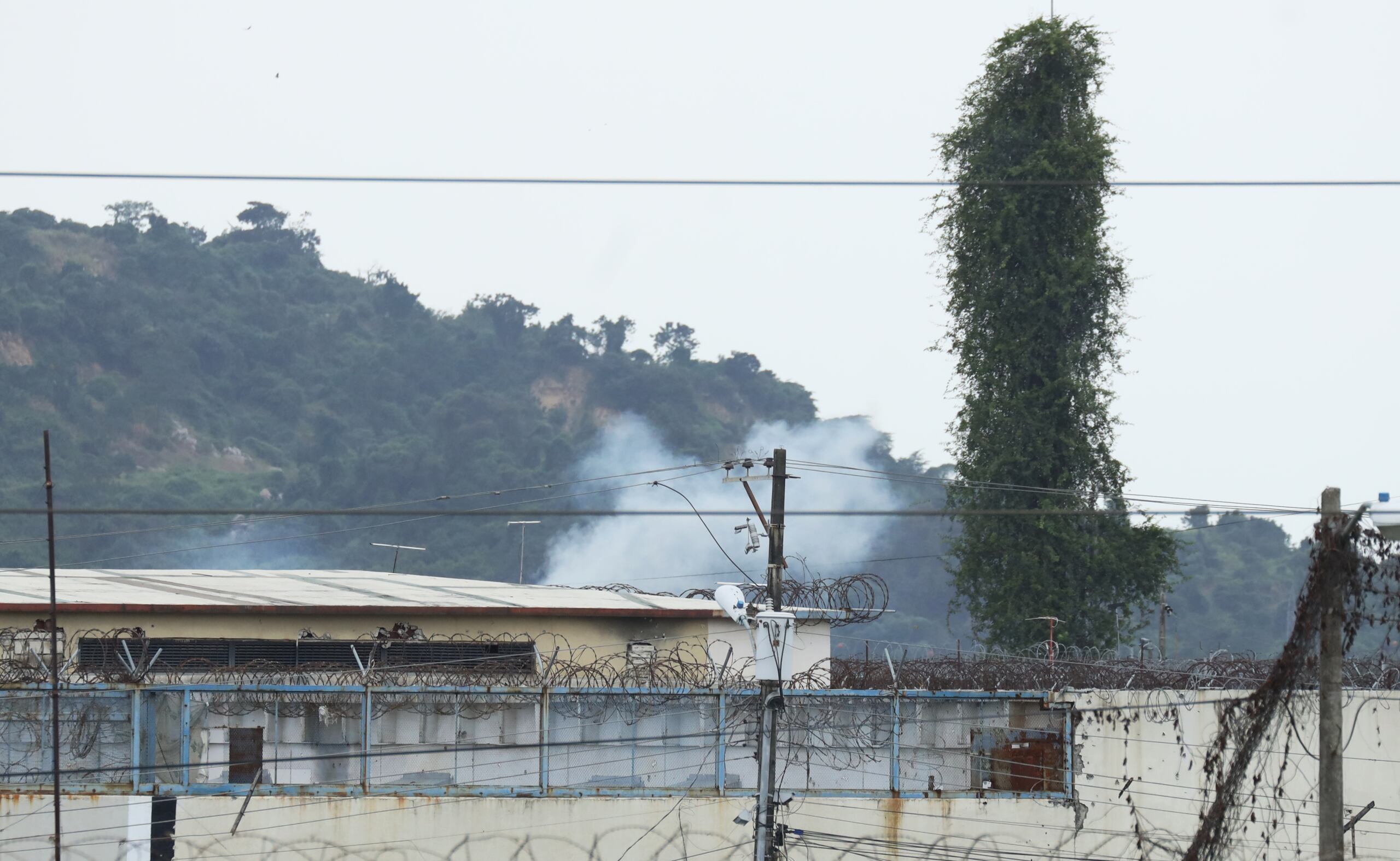 Una columna de humo sobresale en la Penitenciaría del Litoral, donde desde el sabado comenzaron los enfrentamientos entre bandas rivales por el control de la cárcel.