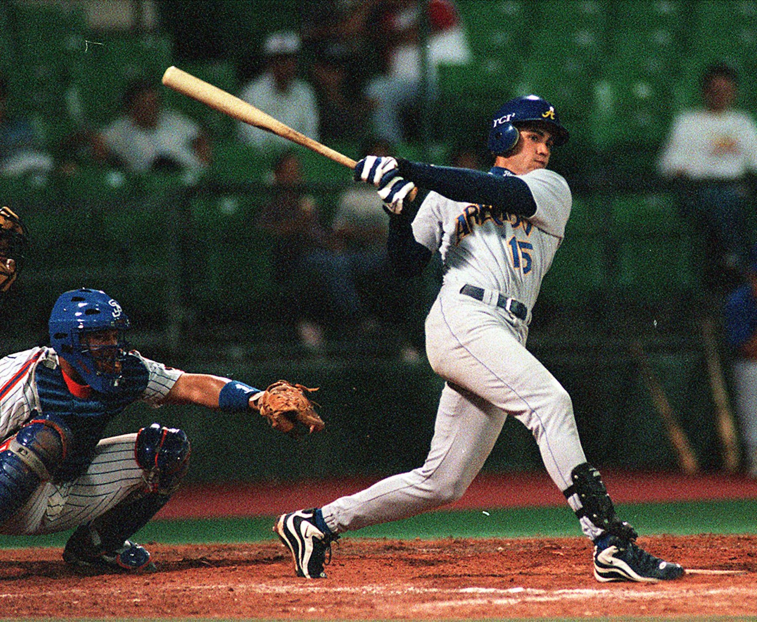 Un juvenil Carlos Beltrán jugó con los Lobos de Arecibo en la liga invernal boricua. En la imagen, con 21 años, en un turno al bate con Arecibo en 1998.