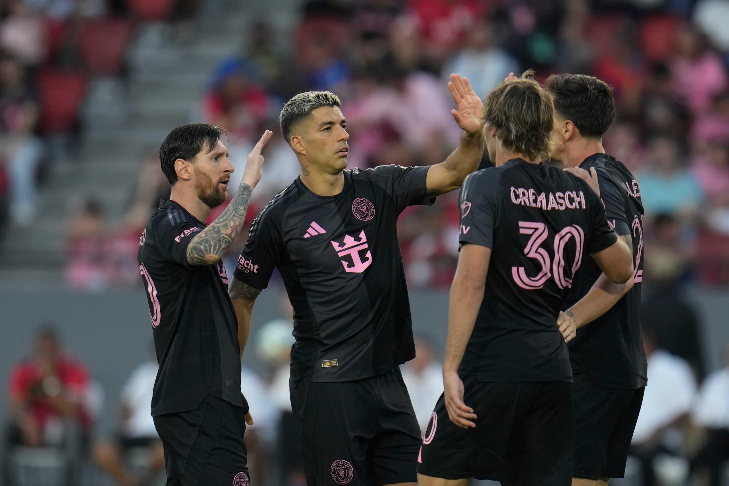 Luis Rubiales, del Inter de Miami de Estados Unidos, a la izquierda, y Luis Suárez, del Inter de Miami de Estados Unidos, segundo desde la izquierda, celebran con sus compañeros de equipo después de anotar su segundo gol contra el Sporting San Miguelito de Panamá durante un partido amistoso de fútbol en la Ciudad de Panamá, el domingo 2 de febrero de 2025. (Foto AP/Matías Delacroix)