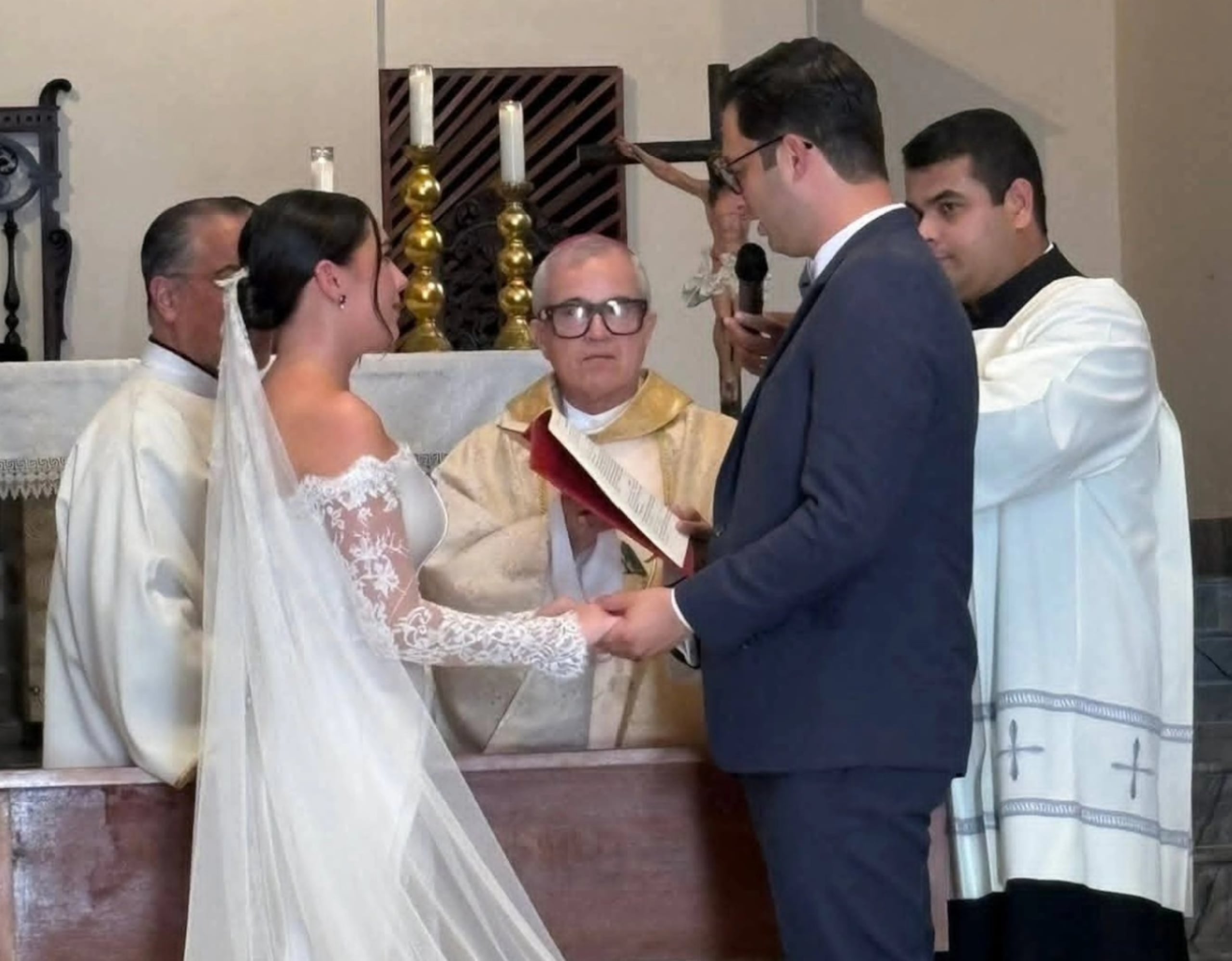 El arzobispo de San Juan, Roberto González Nieves, oficio la boda.