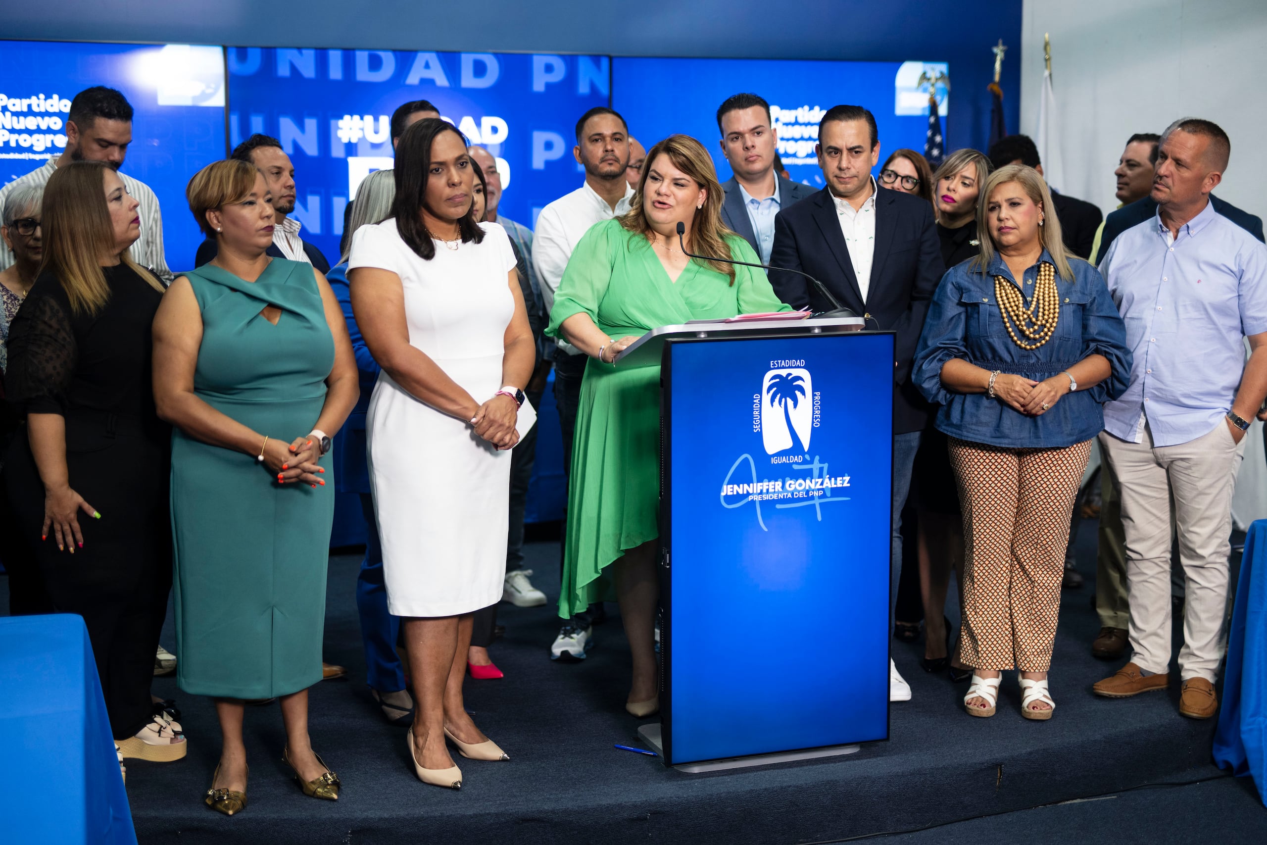 Rosachely Rivera, alcaldesa de Gurabo, ataviada de blanco, fue electa vicepresidenta de la colectividad.