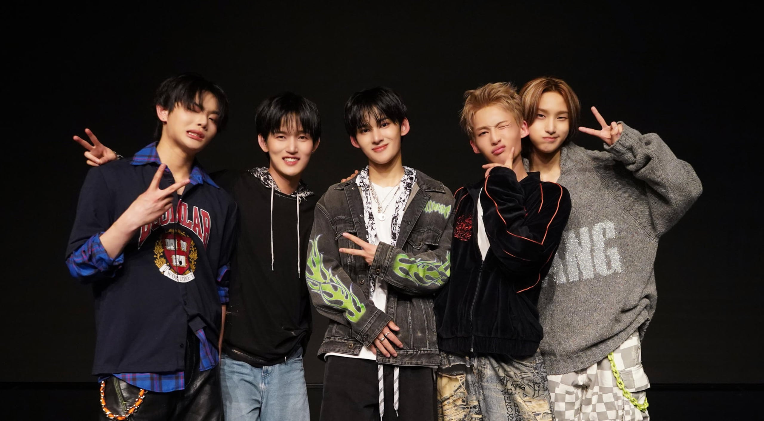 Los desertores norcoreanos Seok y Hyuk debutaron recientemente en la emblemática industria musical surcoreana con la banda de K-pop 1VERSE.