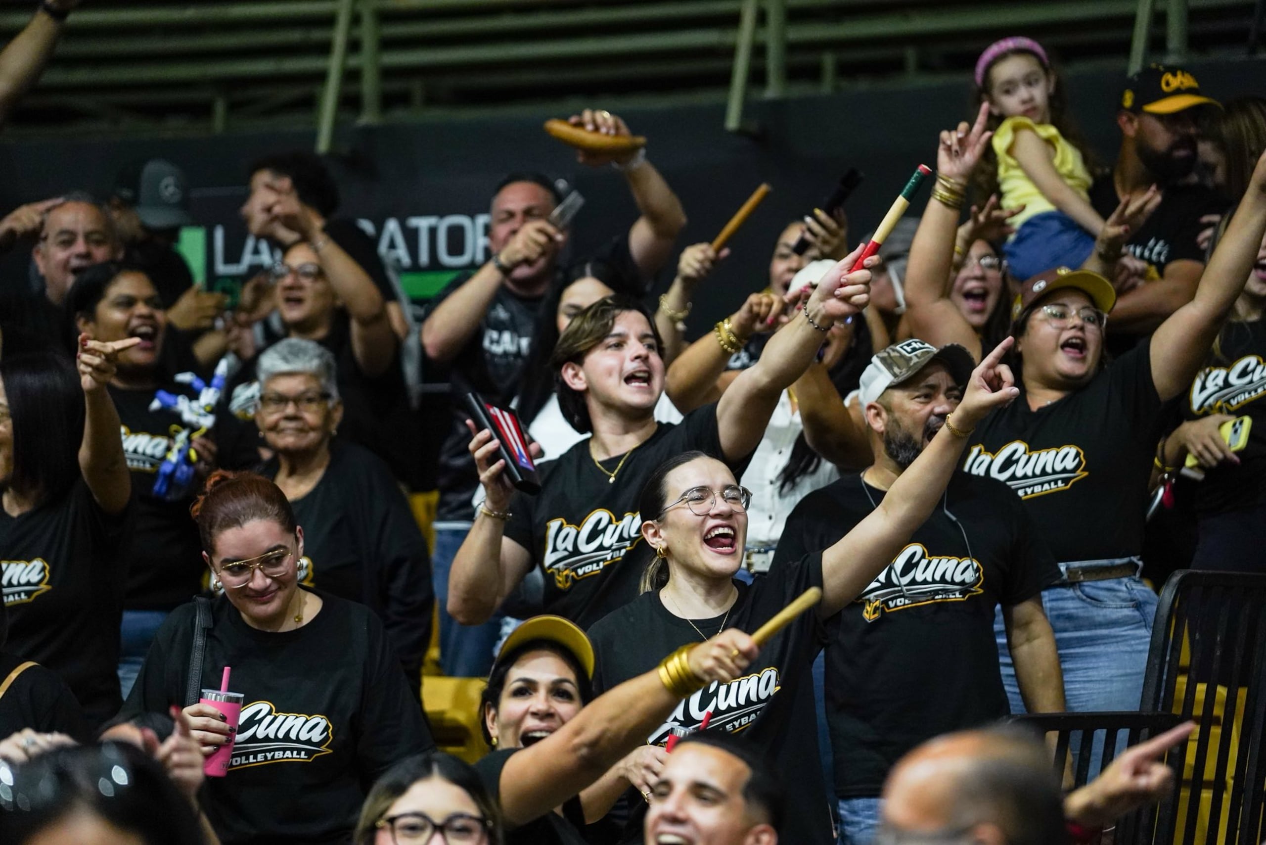 La fanaticada de los Cafeteros de Yauco está activada y vistiendo a orgullo las camisetas de La Cuna del voleibol.
