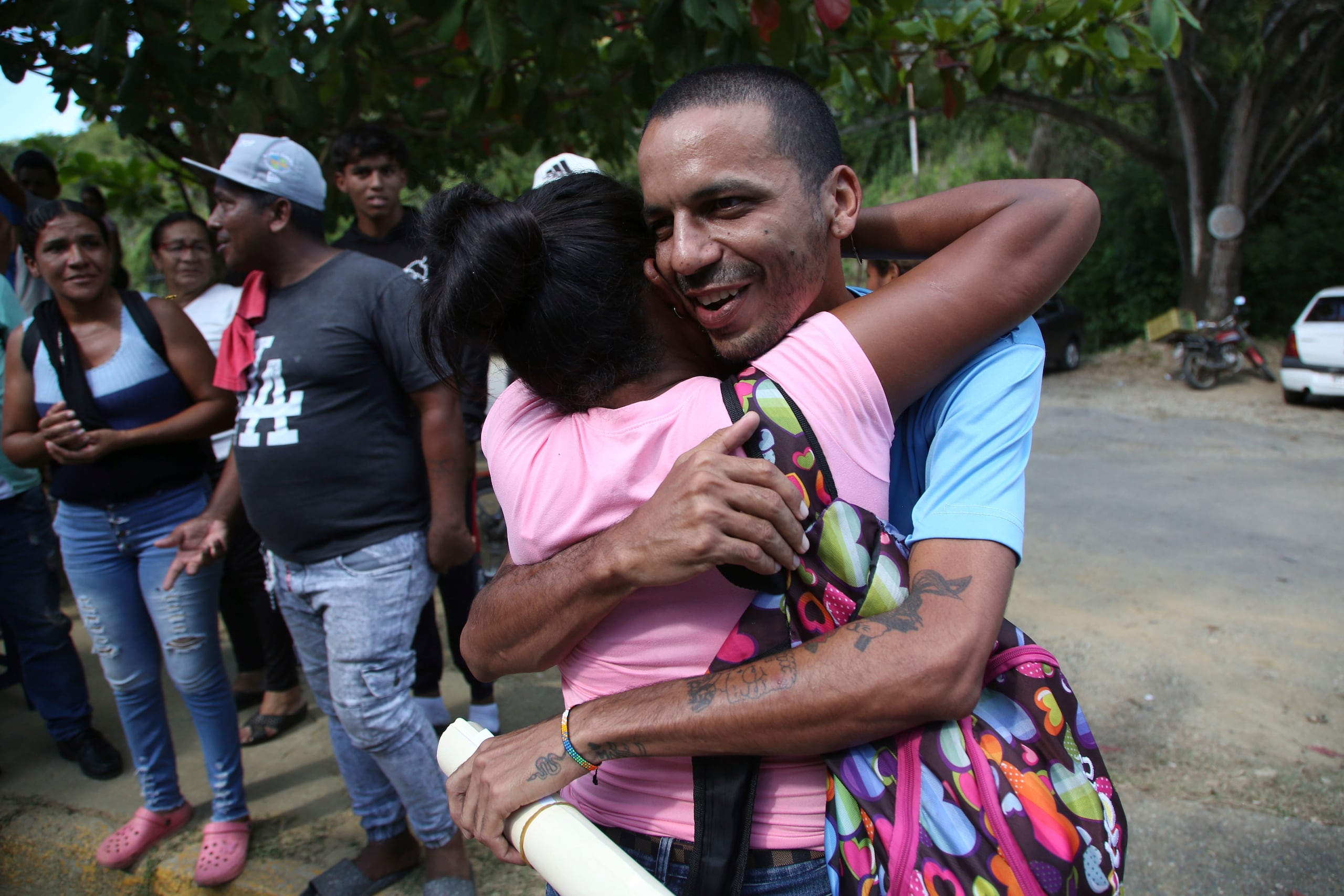 Wilmer Garcia se reúne con sus familiares tras ser liberado el sábado de la prisión Yare 3, en San Francisco de Yare, Venezuela.