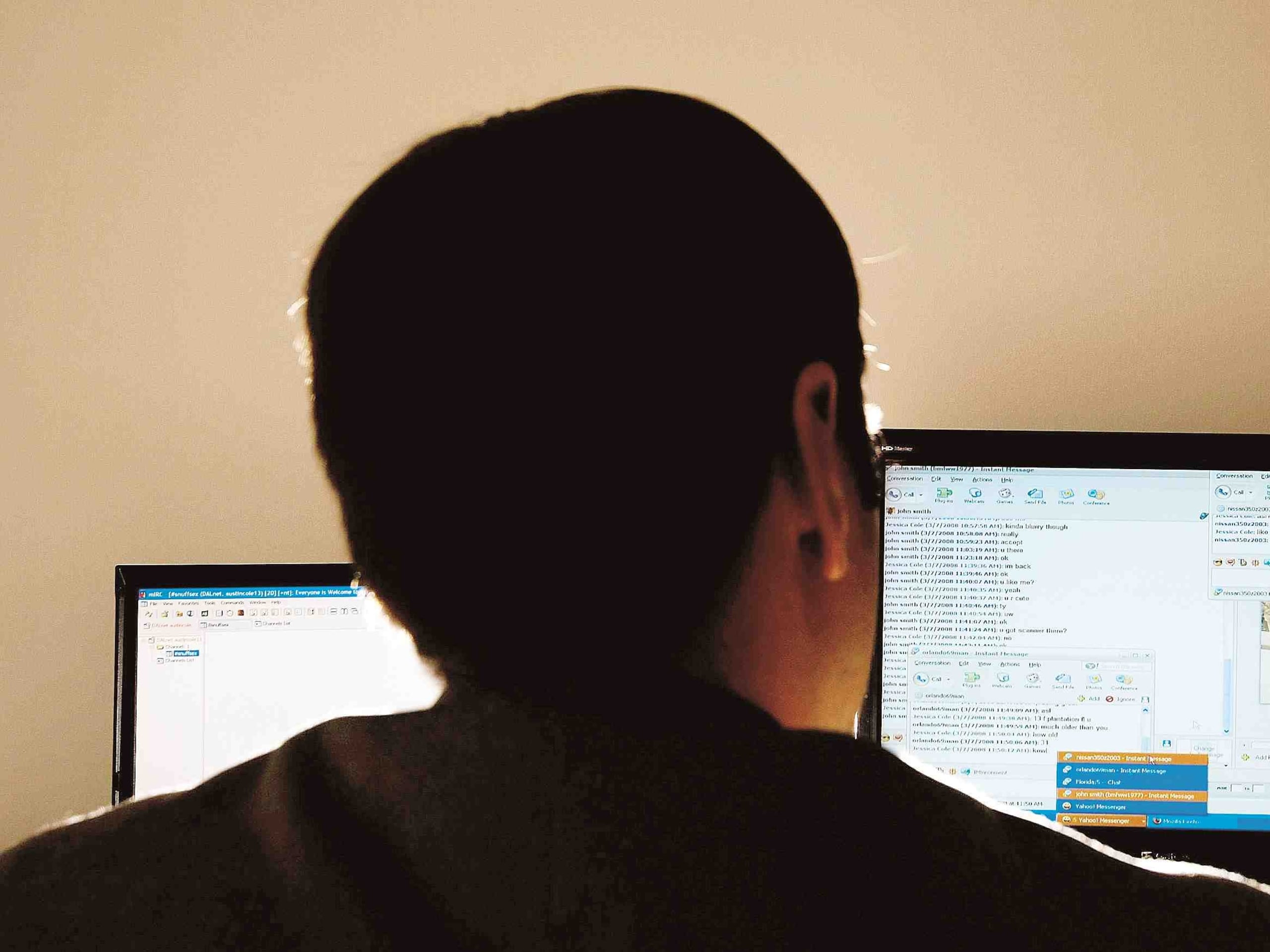 En Canadá el hombre enfrenta cinco cargos, entre ellos extorsión, posesión de pornografía infantil e intento de seducir con engaños a menores por internet. (Archivo/Getty Images)