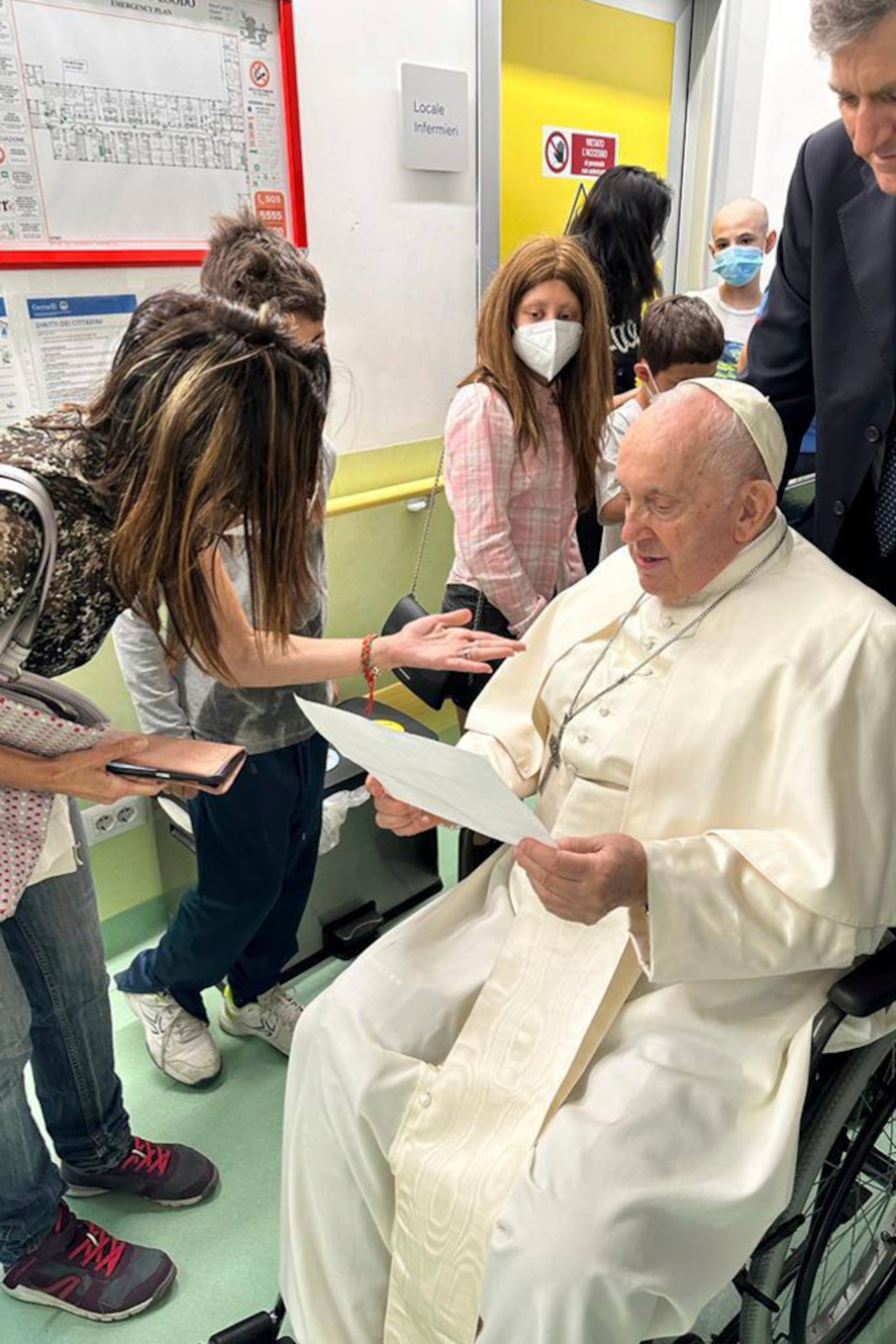 En esta imagen distribuida por los medios del Vaticano, el papa Francisco visita el área de oncología pediátrica del Hospital Policlínico Universitario Agostino Gemelli en Roma el 15 de junio de 2023.