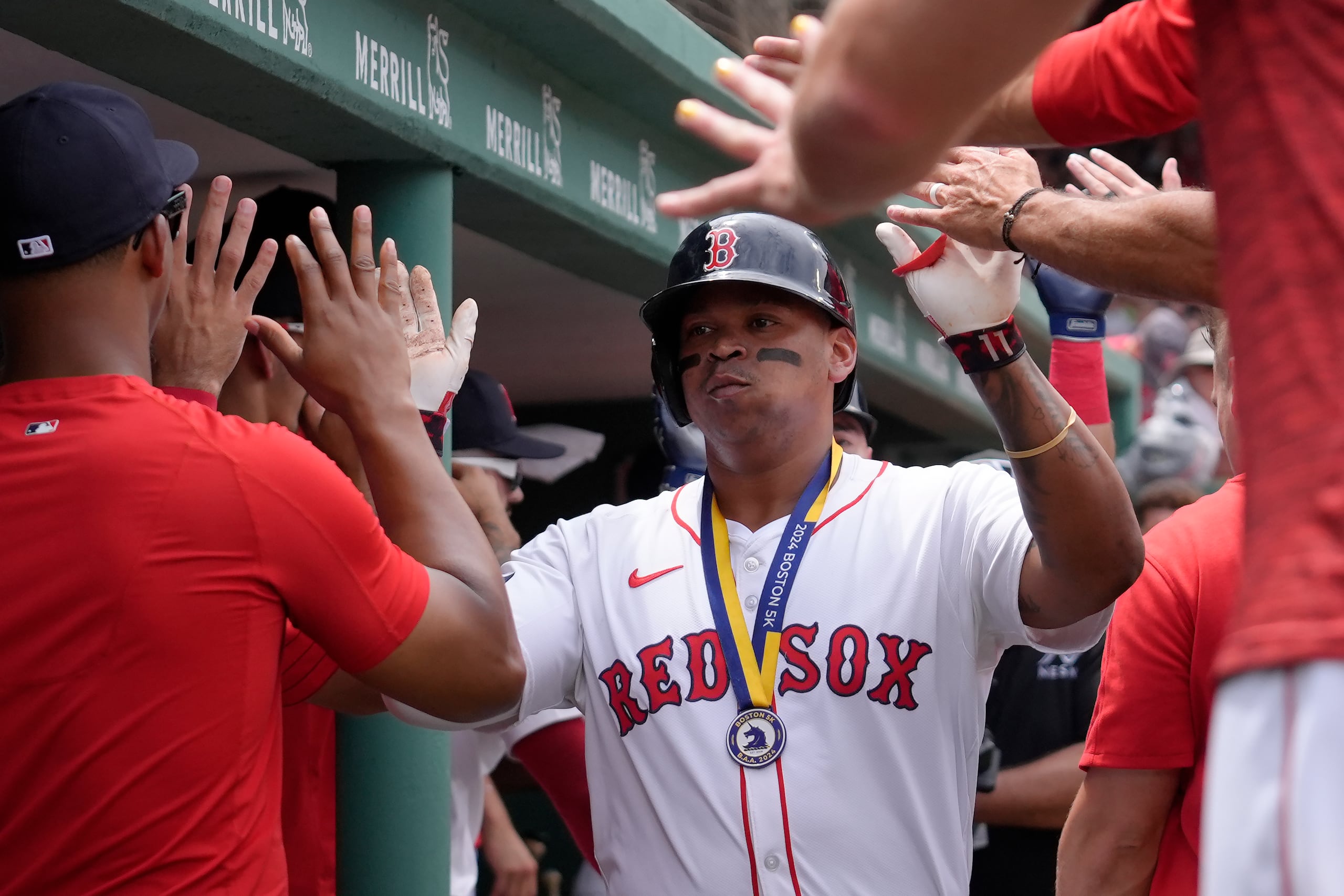 El dominicano Rafael Devers de los Red Sox celebra en el dugout tras su jonrón de dos carreras en la primera entrada ante los Padres de San Diego el domingo 30 de junio del 2024.