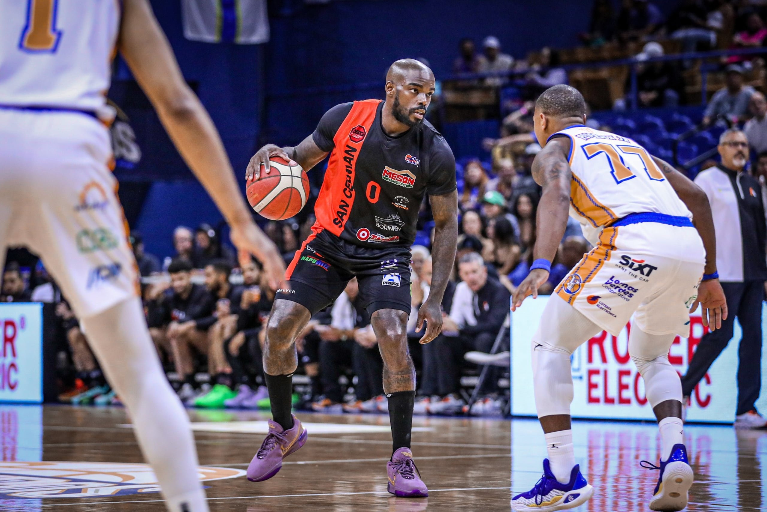 Bryon Allen, de los Atléticos de San Germán, maneja el balón contra los Vaqueros.