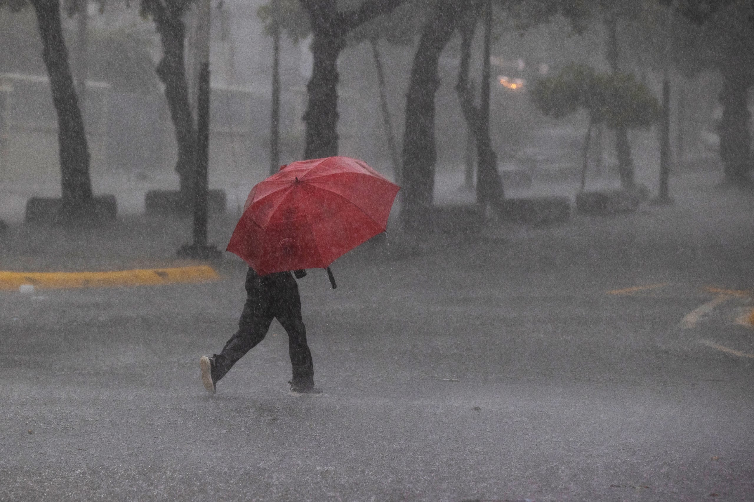 Las fuertes lluvias que se registran en la Isla se deben al paso de una onda tropical por la región.