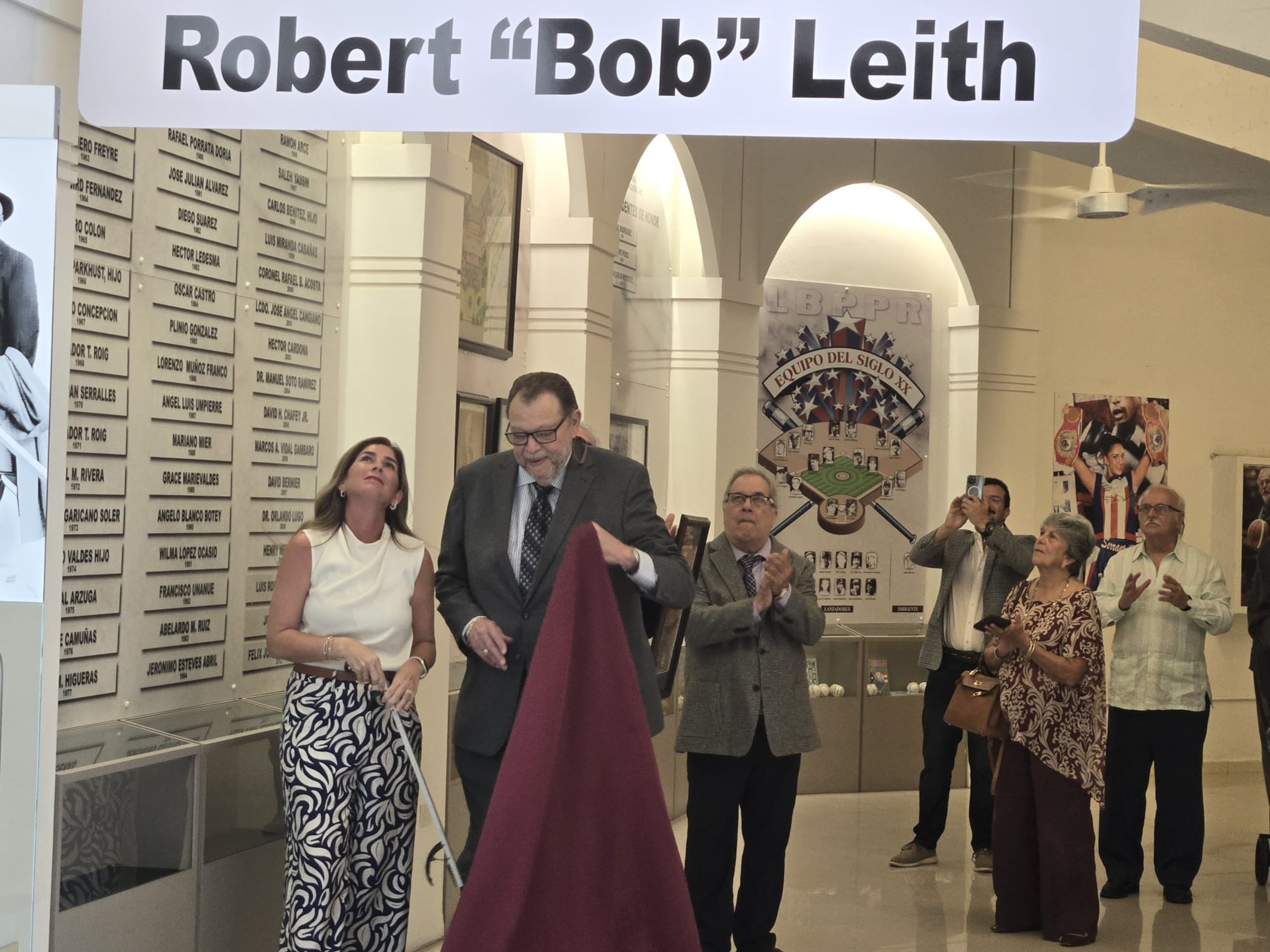 Jimmy Thordsen, presidente del Pabellón de la Fama del Deporte Puertorriqueño, desvela el nombre de Bob Leith en el Templo de Inmortales.