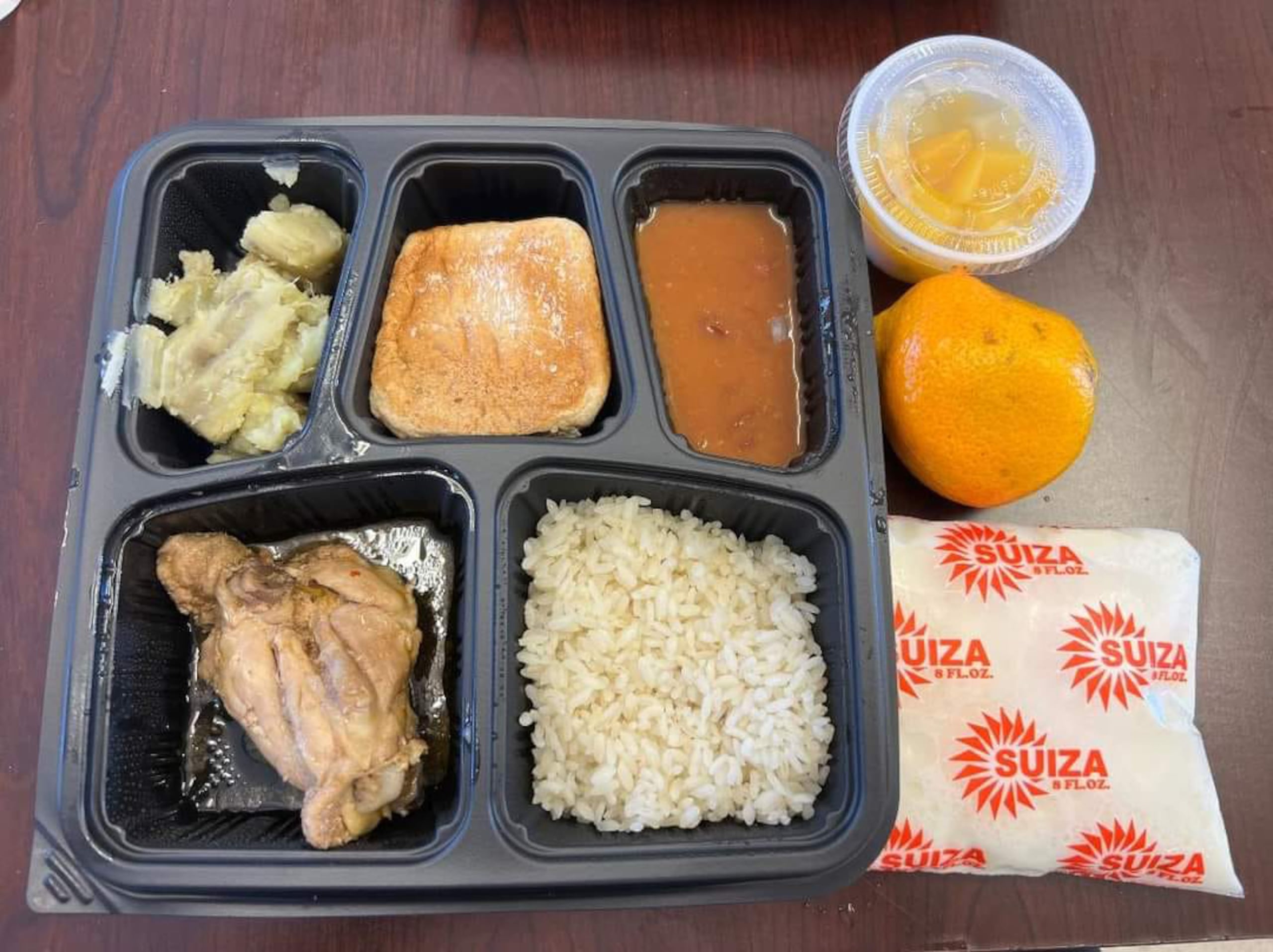 las nuevas bandejas desechables que usan en los comedores escolares