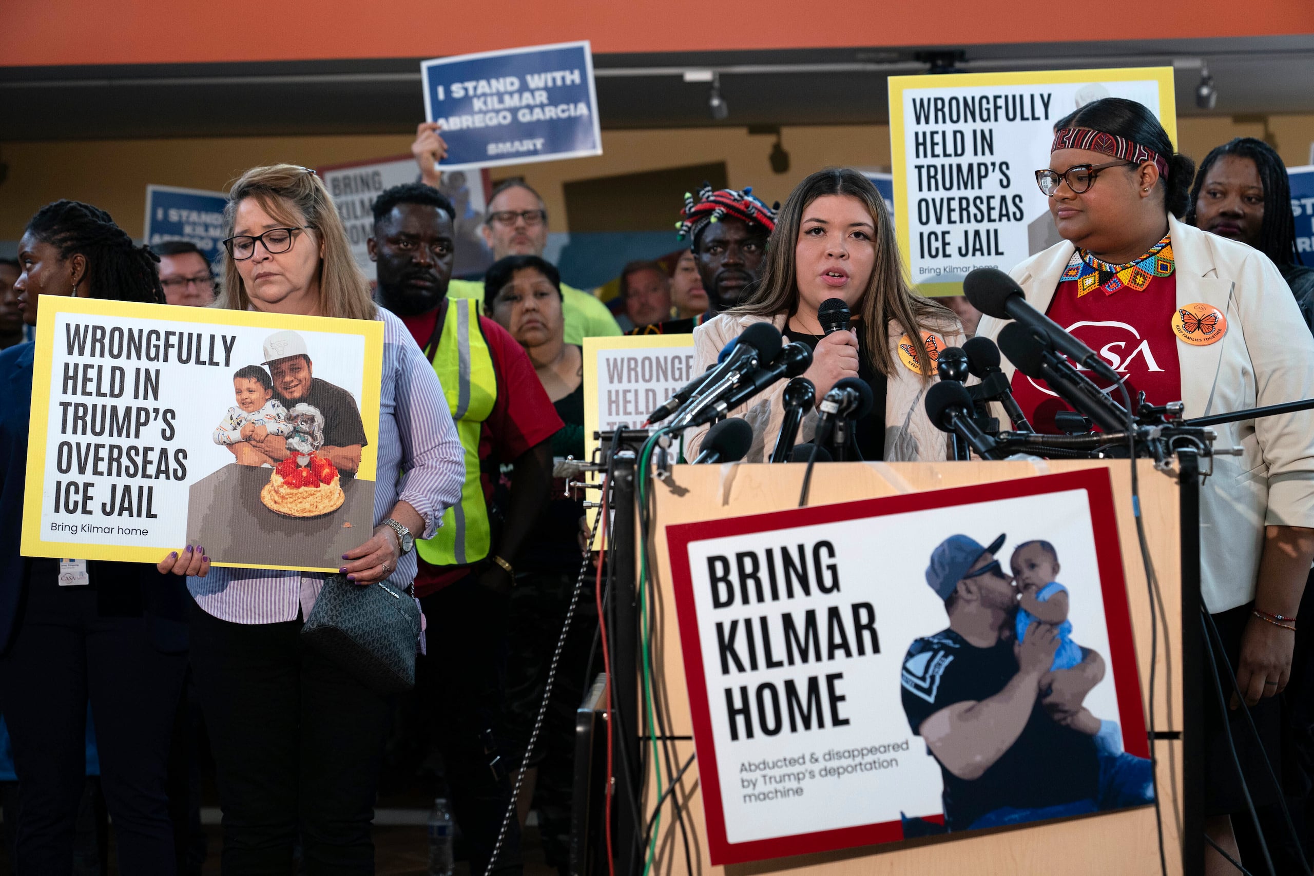 Jennifer Vasquez Sura, la esposa de Kilmar Abrego Garcia, quien fue deportado por error a El Salvador, habla durante una conferencia de prensa en Hyattsville, Maryland, el viernes 4 de abril de 2025.