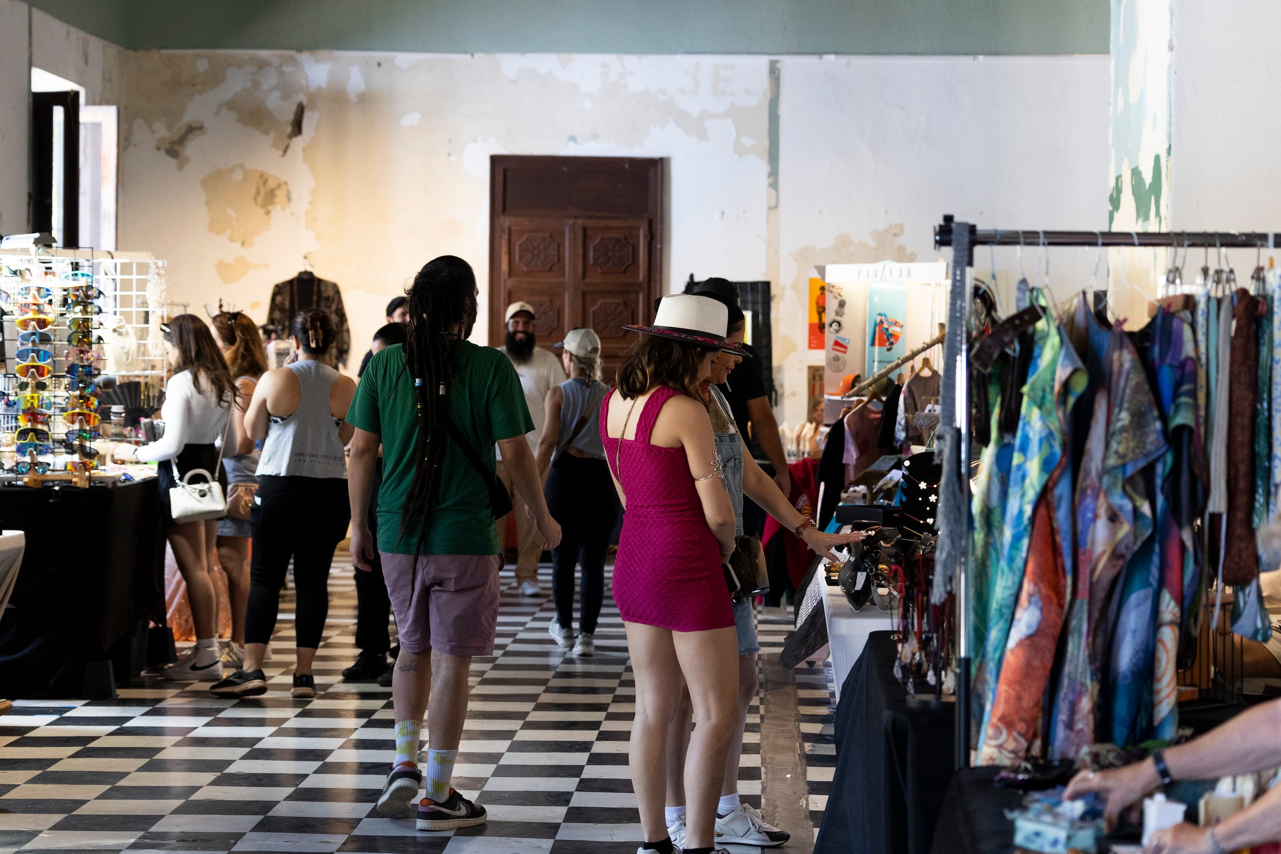 Varias de las artesanas que exponen sus trabajos en las Fiestas de la Calle San Sebastián se mostraron sorprendidos por el enorme respaldo del público en el primer día.