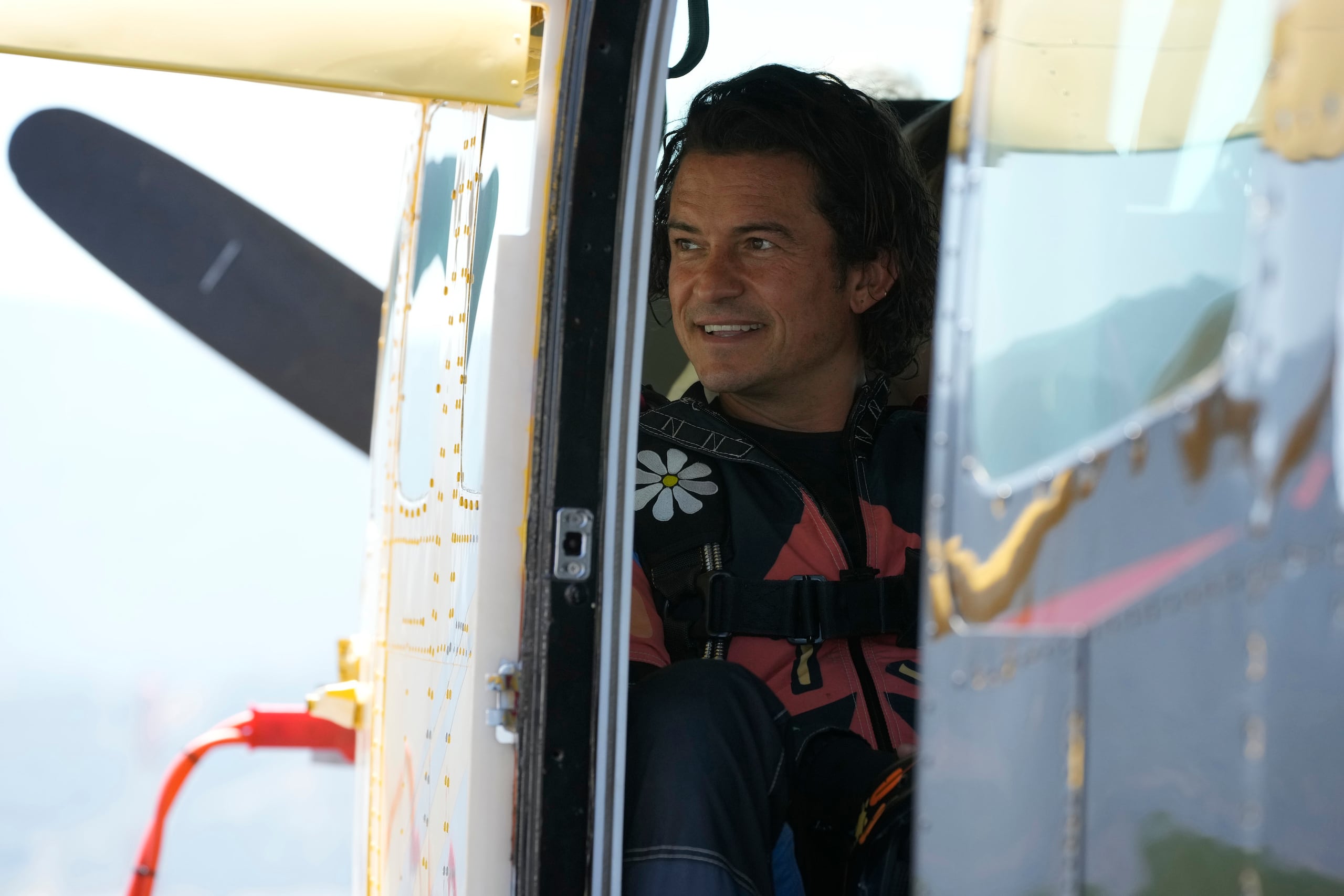 Esta imagen publicada por Peacock muestra a Orlando Bloom en un episodio de la serie de televisión "Orlando Bloom: To the Edge". (Casey Durkin/Peacock via AP)