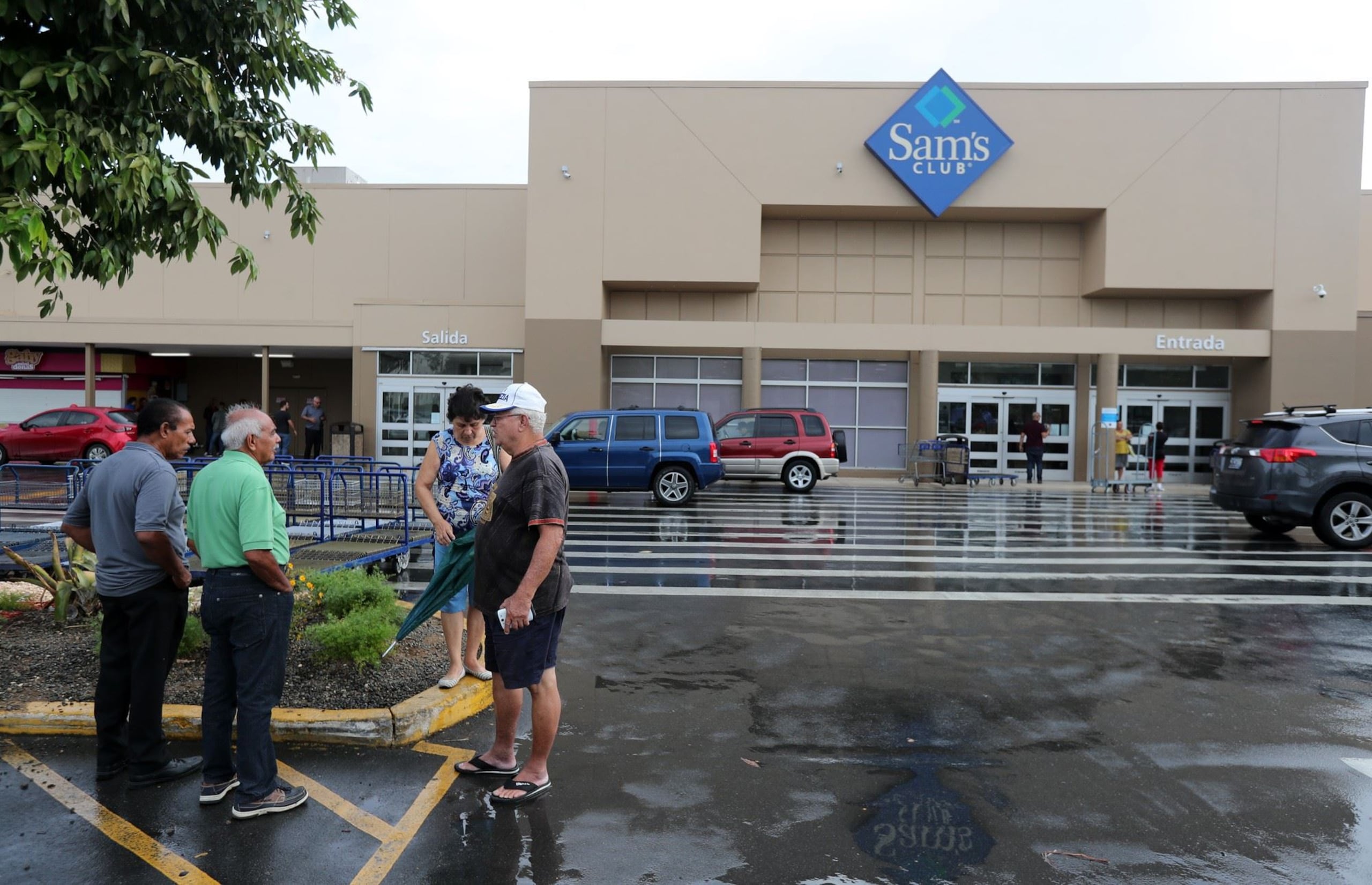El público llegó hasta el Sam's de Rexville y se encontró que estaba cerrado.