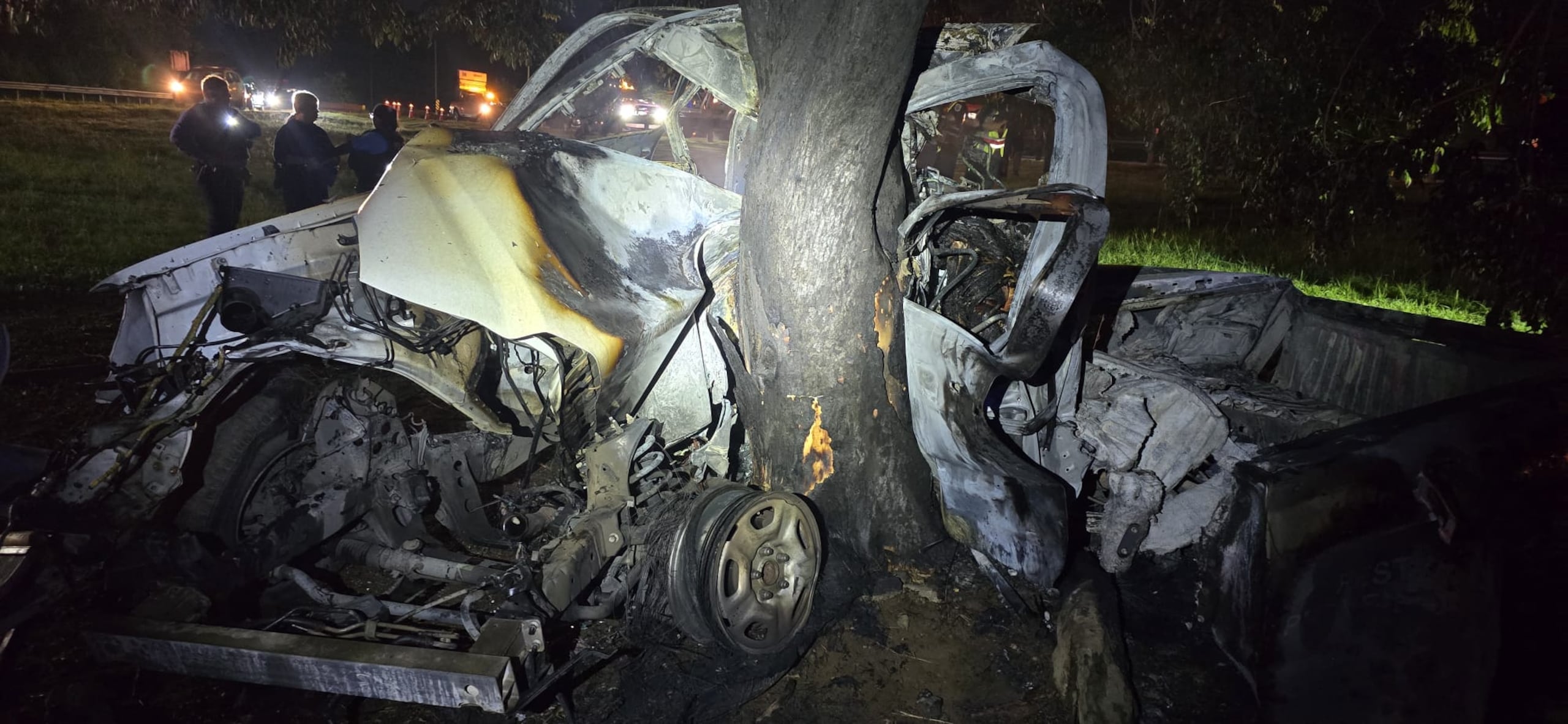 Un joven murió calcinado al perder el control del volante y estrellar la guagua que manejaba con un árbol en la Ruta 66 salida #5, en dirección a Carolina.