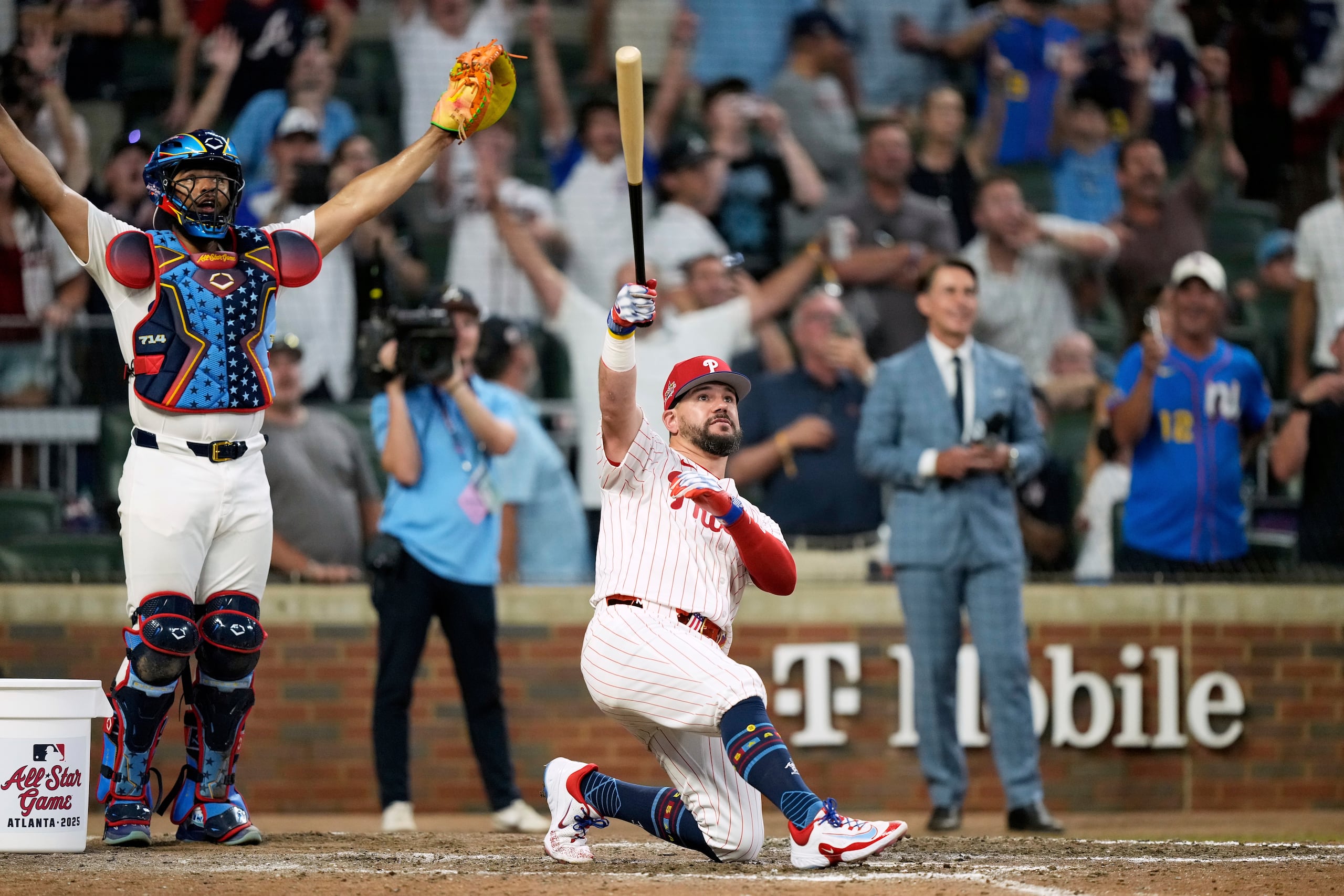Kyle Schwarber de los Filis de Filadelfia observa la trayectoria de la bola en uno de sus cuadrangulares en el Juego de Estrellas de béisbol de la MLB entre la Liga Americana y la Liga Nacional, el martes 15 de julio de 2025, en Atlanta. (AP Photo/Brynn Anderson)