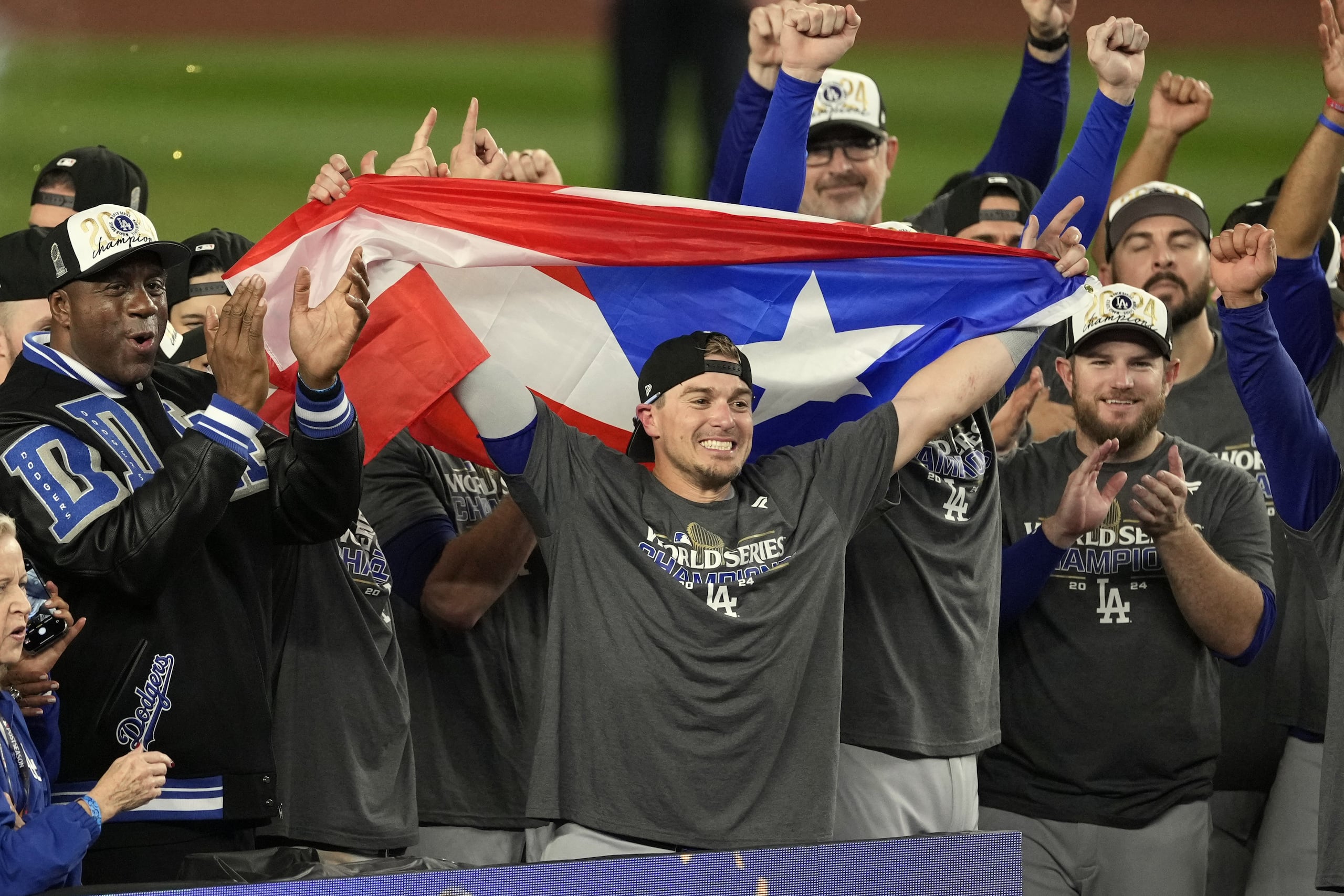 El puertorriqueño Enrique "Kike" Hernández y los Dodgers ganaron el campeonato de la Serie Mundial contra los Yankees de Nueva York. Fue el segundo título para el boricua, ambos con Los Ángeles.