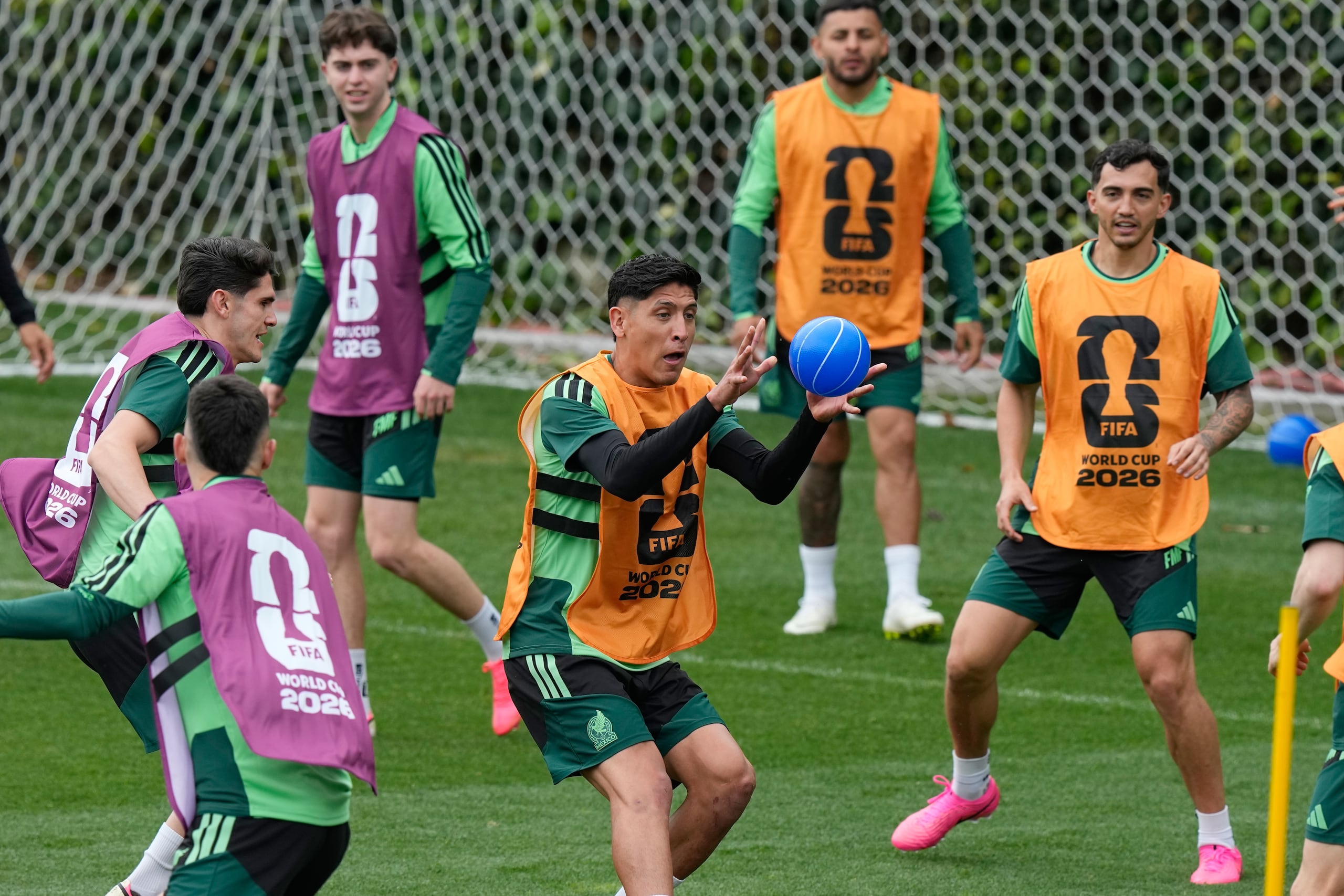 El centrocampista mexicano Edson Álvarez atrapa una pelota durante un entrenamiento de la selección de México.