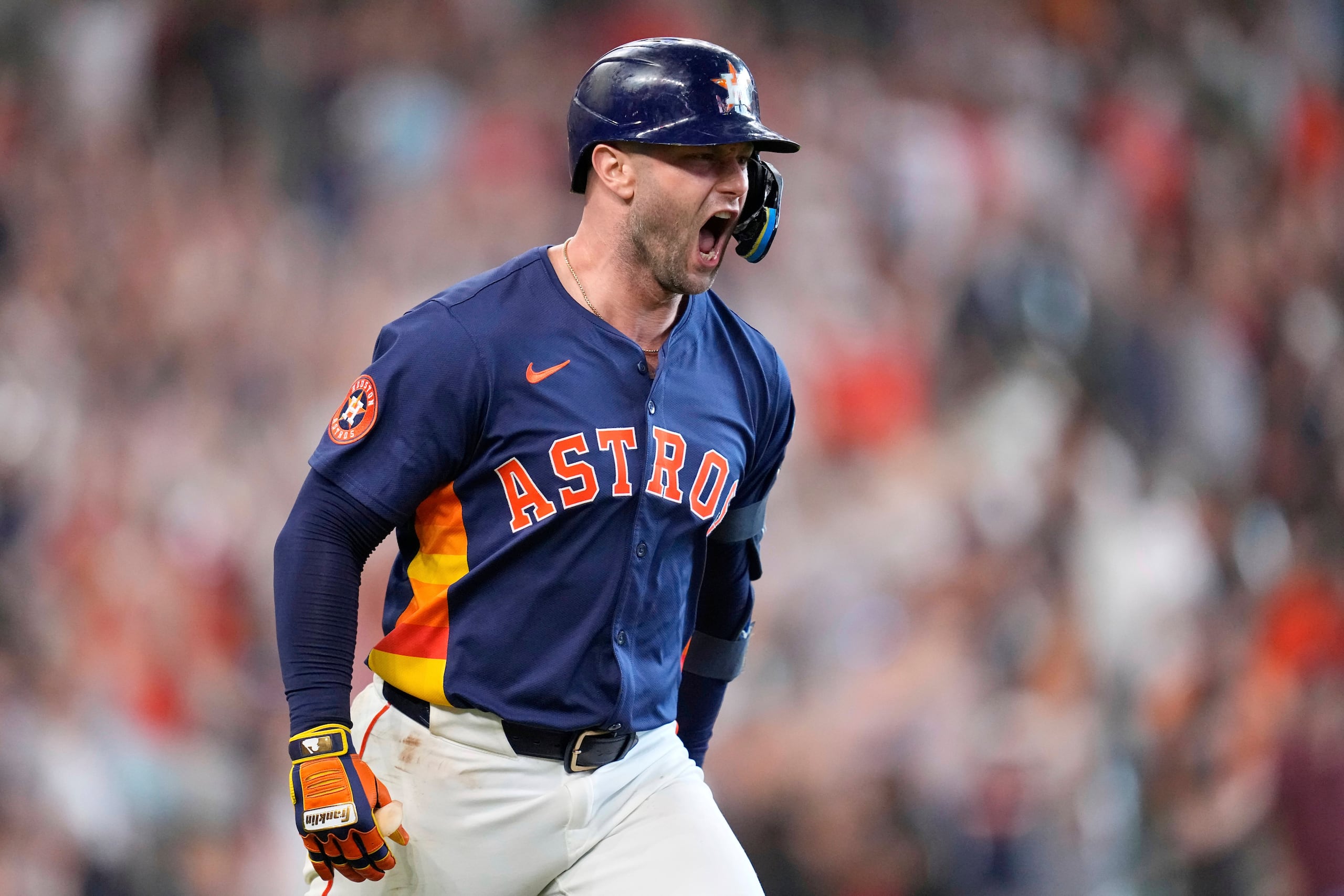 Christian Walker, de los Astros de Houston, celebra después de conectar un jonrón de dos carreras para ganar el juego contra los Mariners de Seattle.