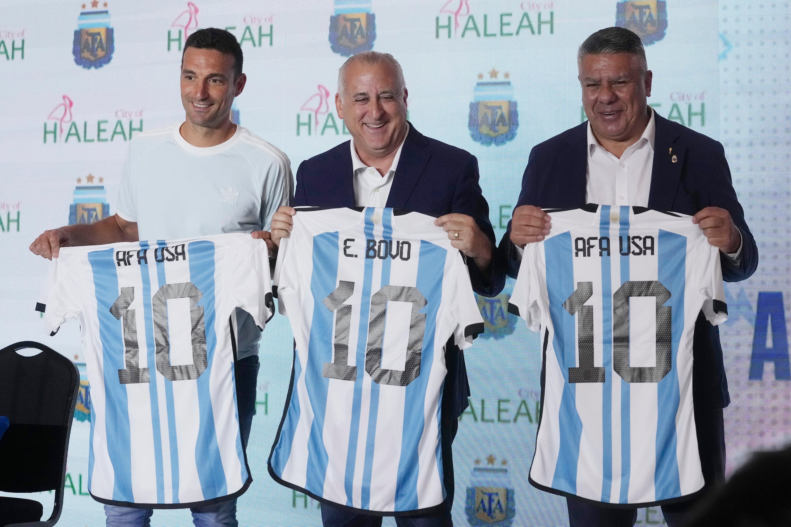 Lionel Scaloni, el director técnico de la selección argentina de fútbol, a la izquierda; Esteban Bovo, alcalde de Hialeah, Florida; y Claudio Tapia, presidente de la Asociación del Fútbol Argentino, a la derecha, sostienen las camisetas del seleccionado nacional argentino tras una rueda de prensa el martes 15 de agosto de 2023 en Hialeah, Florida. La AFA anunció sus planes de construir un predio de alto rendimiento en el área de Miami y de crear una academia para divisiones inferiores en Estados Unidos.
(AP Foto/Marta Lavandier)