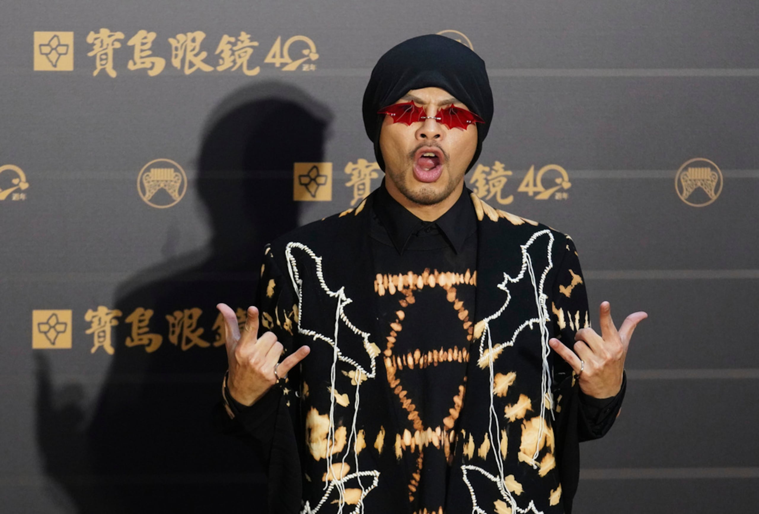 El cantante malasio Namewee posa a su llegada a la 31ra edición de los Premios Golden Melody en Taipéi, Taiwán, el 3 de octubre de 2020.