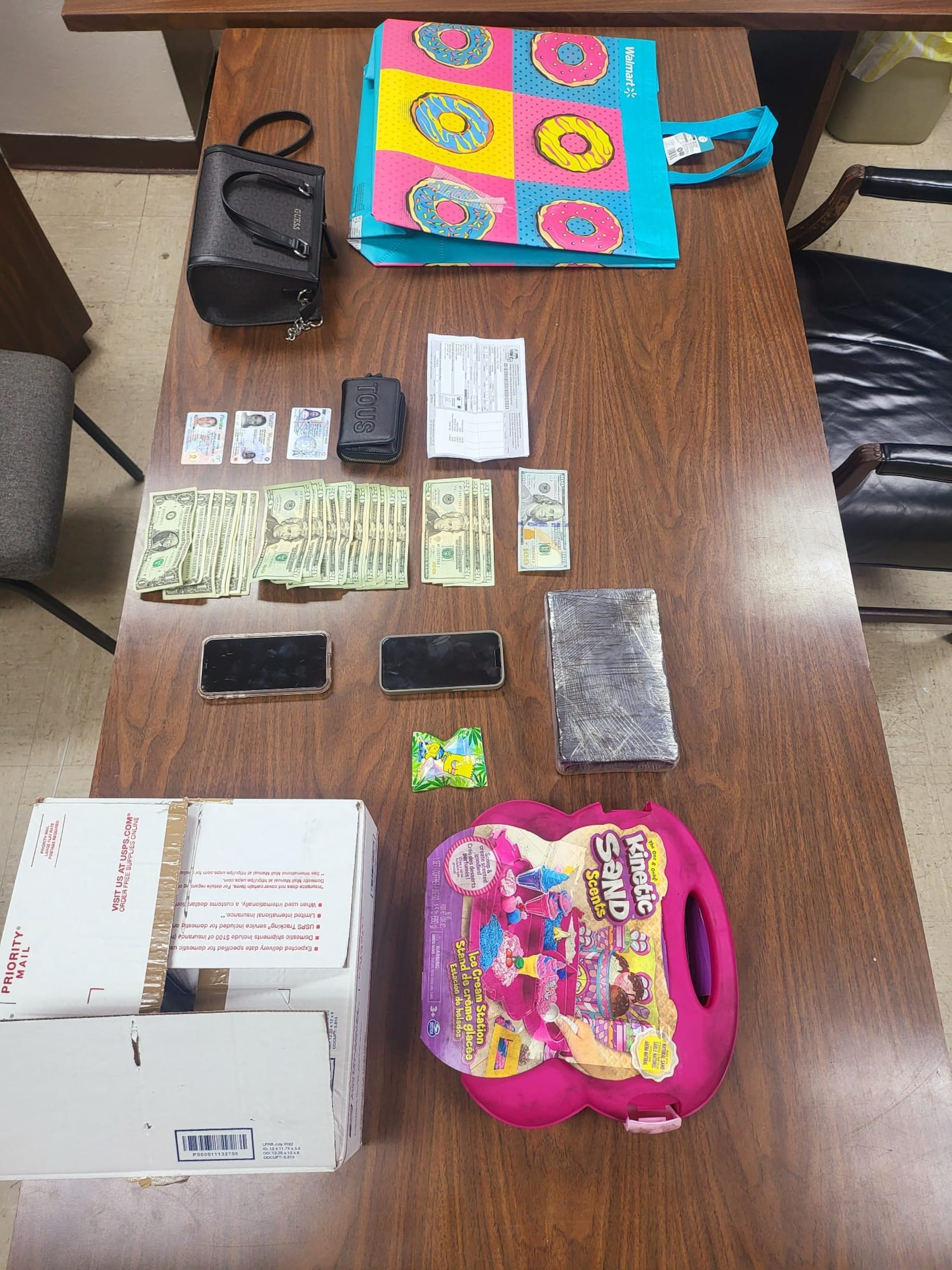 Dos mujeres fueron detenidas por agentes de la División de Inteligencia y Arrestos de Bayamón en la intersección de la carretera PR-2 con la calle Bobby Capó, tras ocupar un kilo de cocaína.