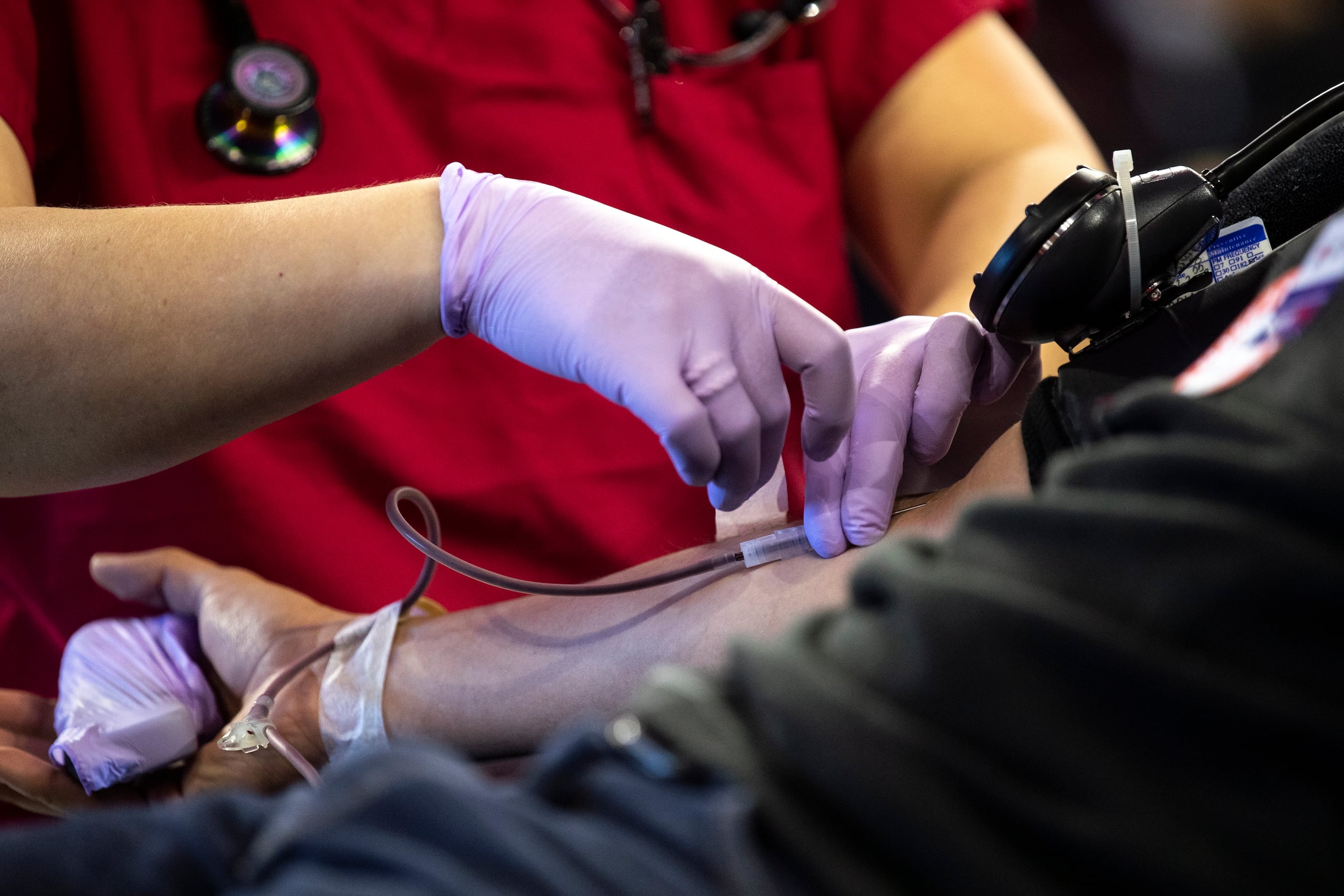 Entre los requisitos para donar sangre figuran tener entre 16 a 80 años y no haber tomado antibióticos durante las pasadas 72 horas, entre otros.