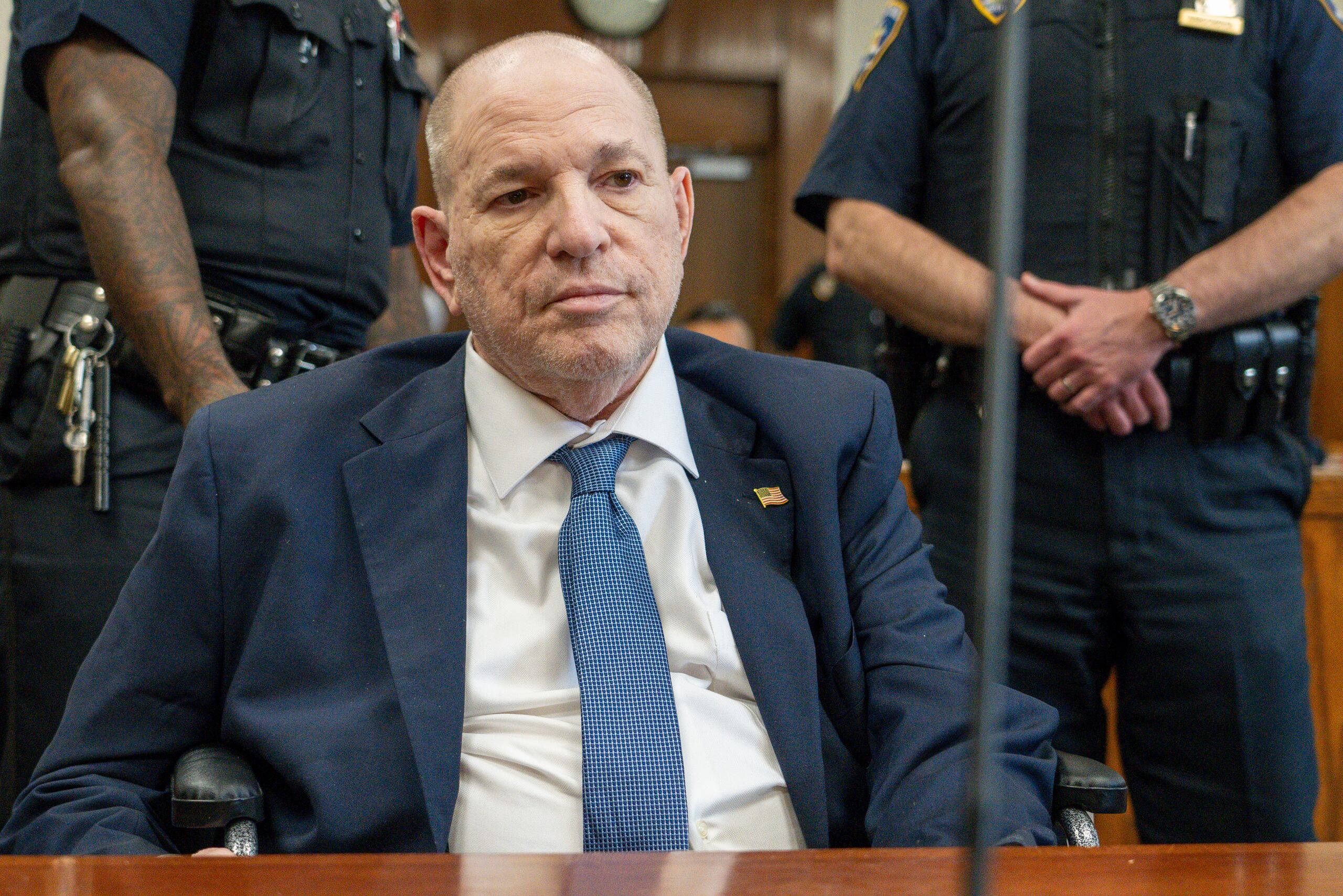 Harvey Weinstein compareció al tribunal en silla de ruedas.