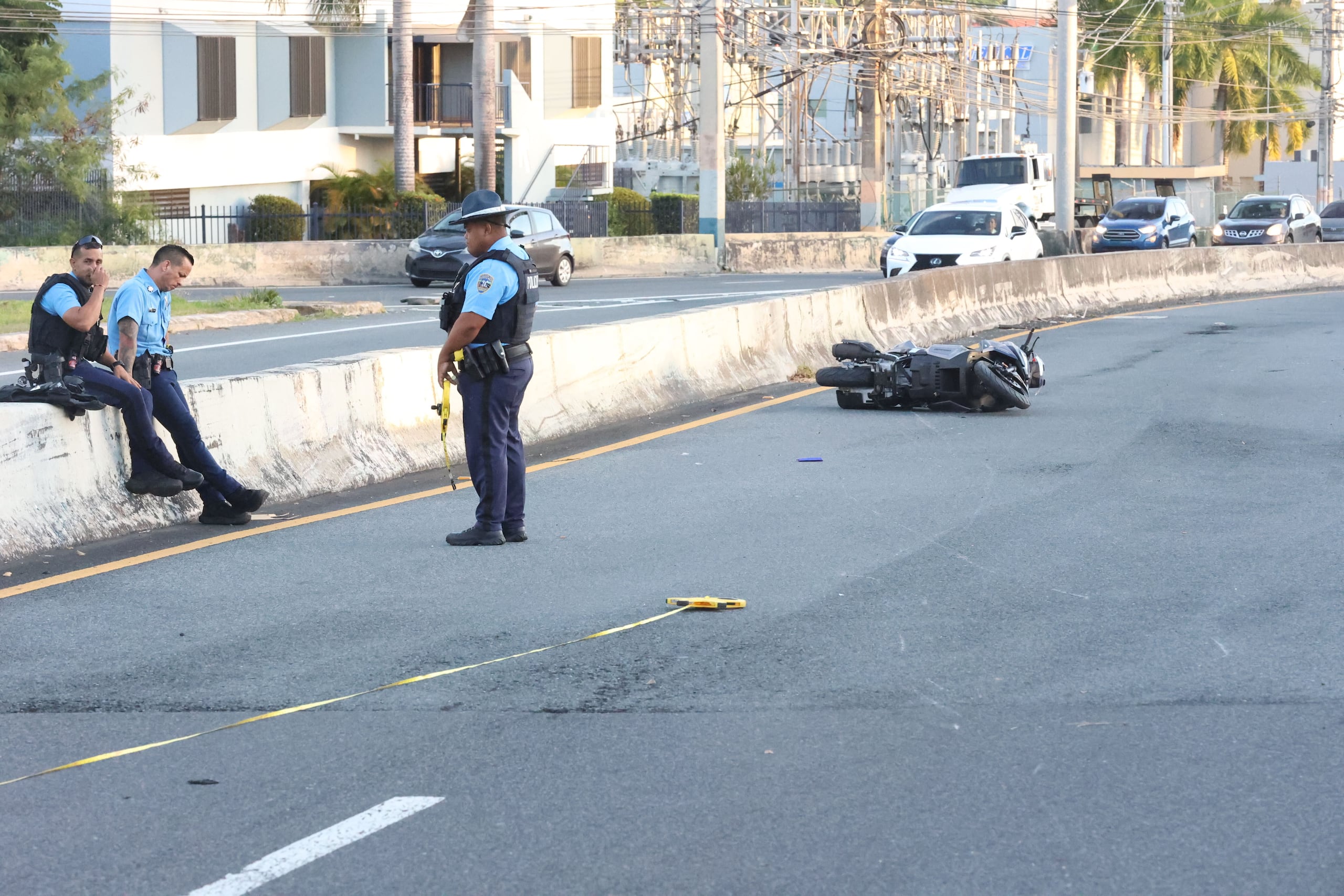 La Policía investiga una escena en la que se involucra una motora. (Archivo / GFR Media)