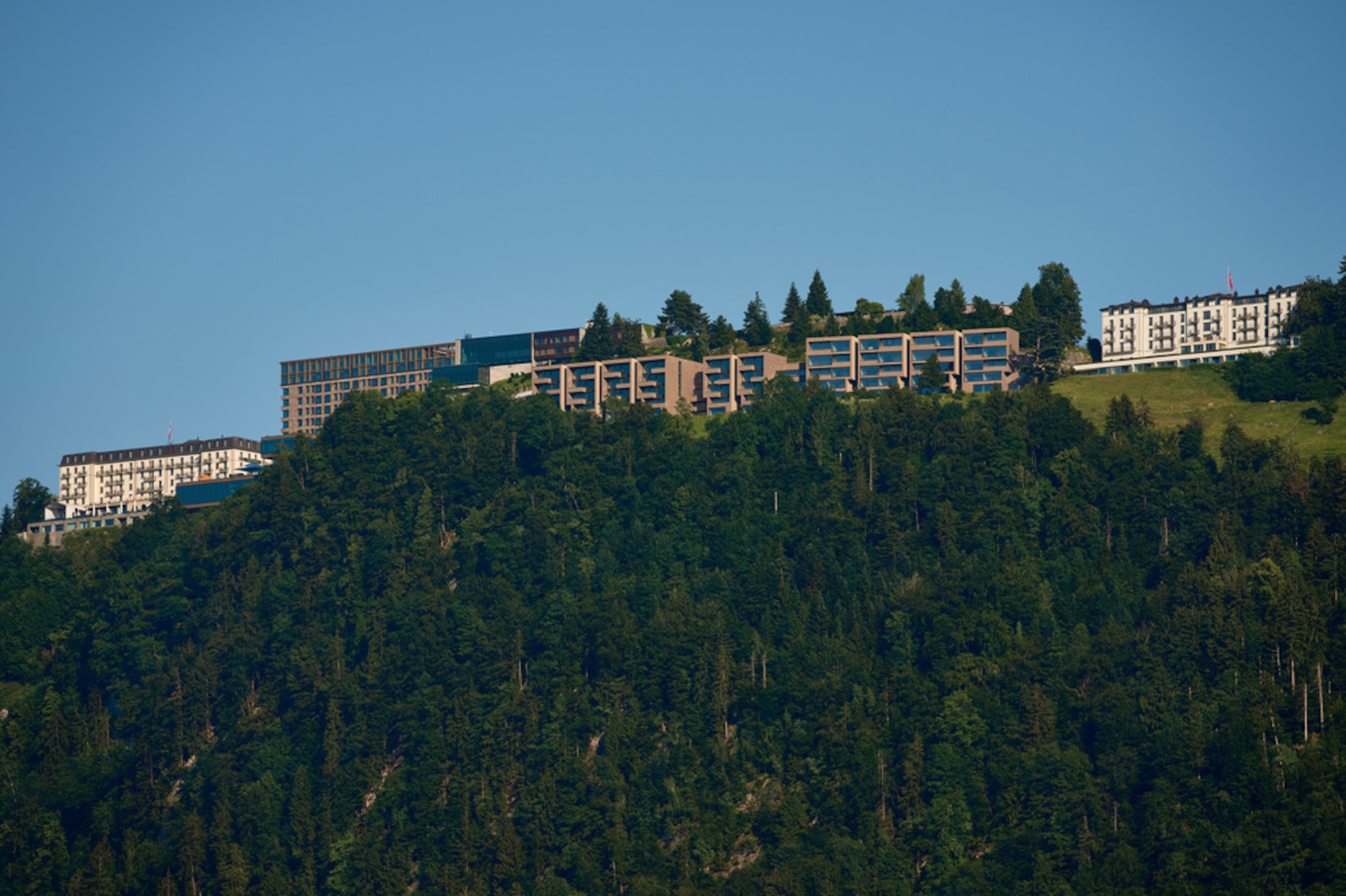 Las delegaciones debían reunirse en el complejo turístico de Bürgenstock, una apartada localidad de los Alpes que tiene una ubicación que hace posible cortar fácilmente las vías de acceso y ofrecer así una seguridad óptima.