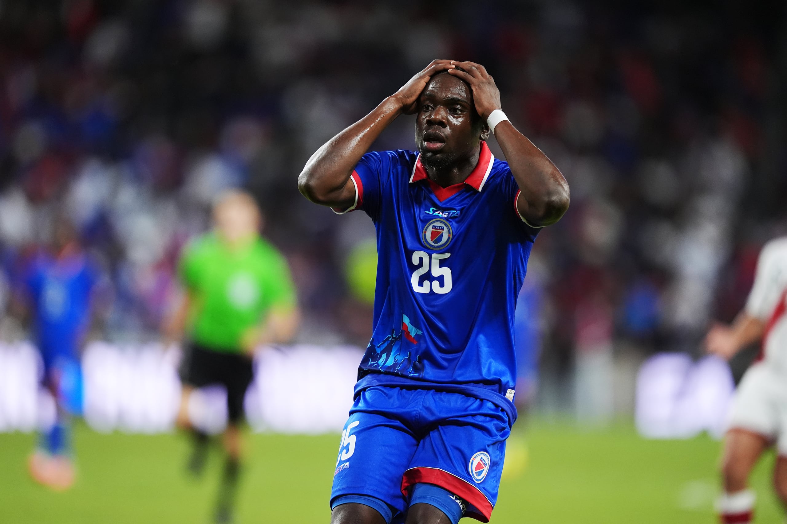 El volante haitiano Dominique Simon tras desperdiciar una ocasión de gol durante el partido amistoso contra Perú, el viernes 5 de junio de 2026, en Miami (AP Foto/Rebecca Blackwell)
