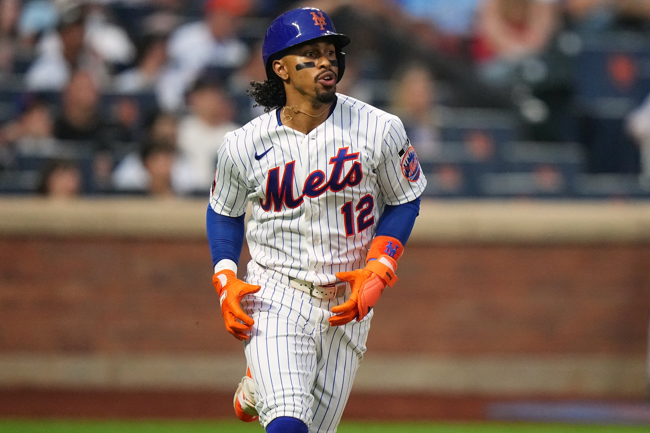 Francisco Lindor, de los Mets de Nueva York, durante un juego contra los Braves de Atlanta.