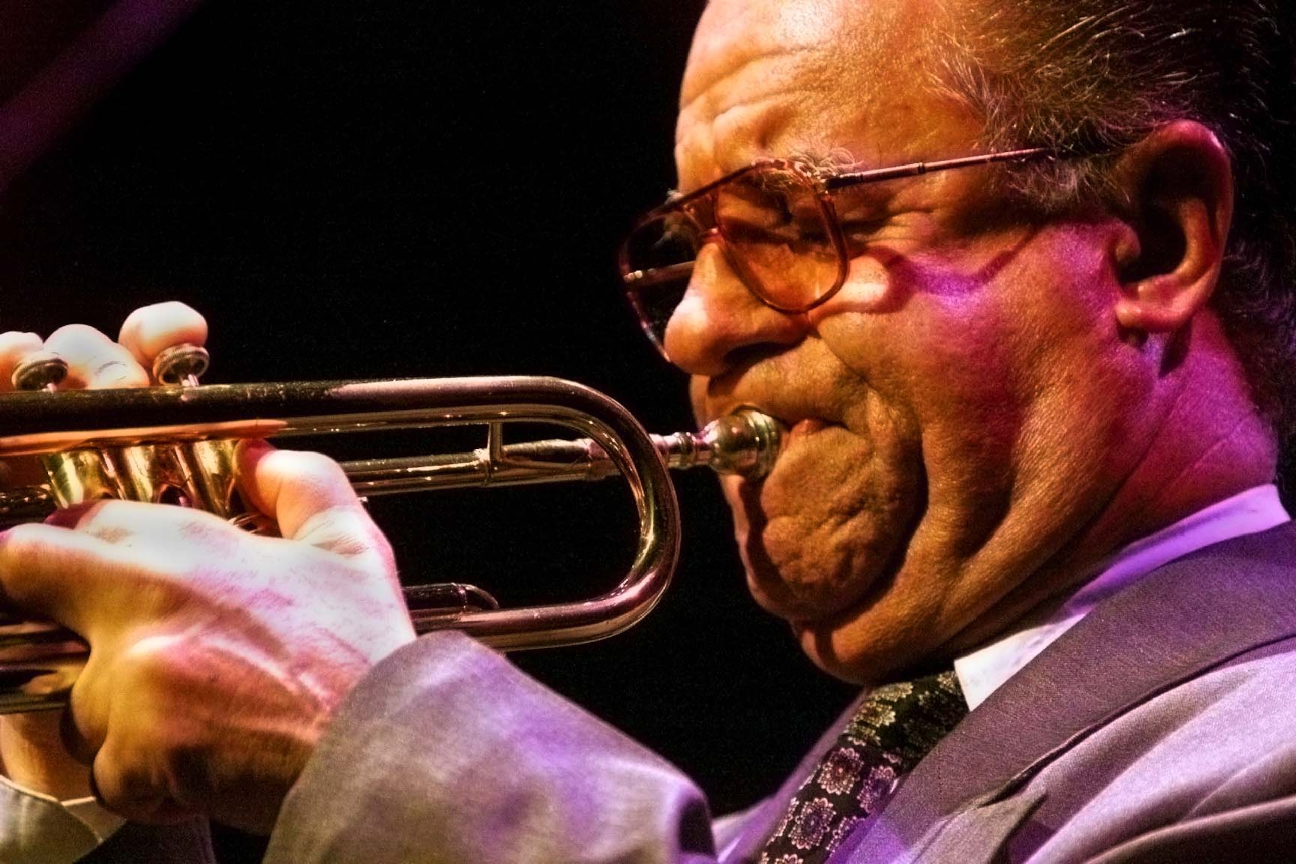 El trompetista cubano "Guajiro" Mirabal, de Buena Vista Social Club, toca con Rubén González y su grupo en la Universidad de Arizona ante un lleno total el 21 de noviembre de 1999 en Tuczon, Arizona.