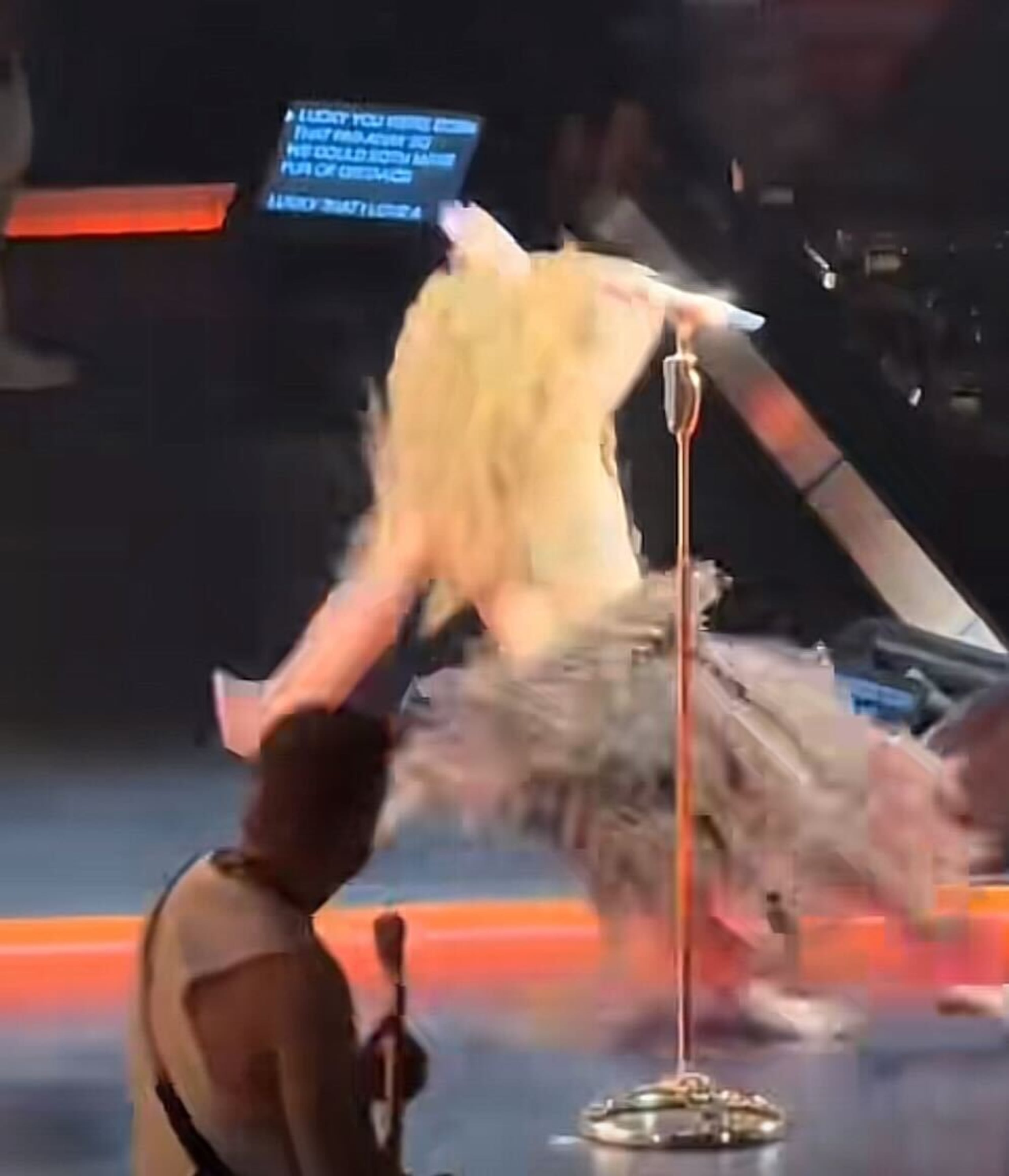 Shakira resbaló en el escanario.