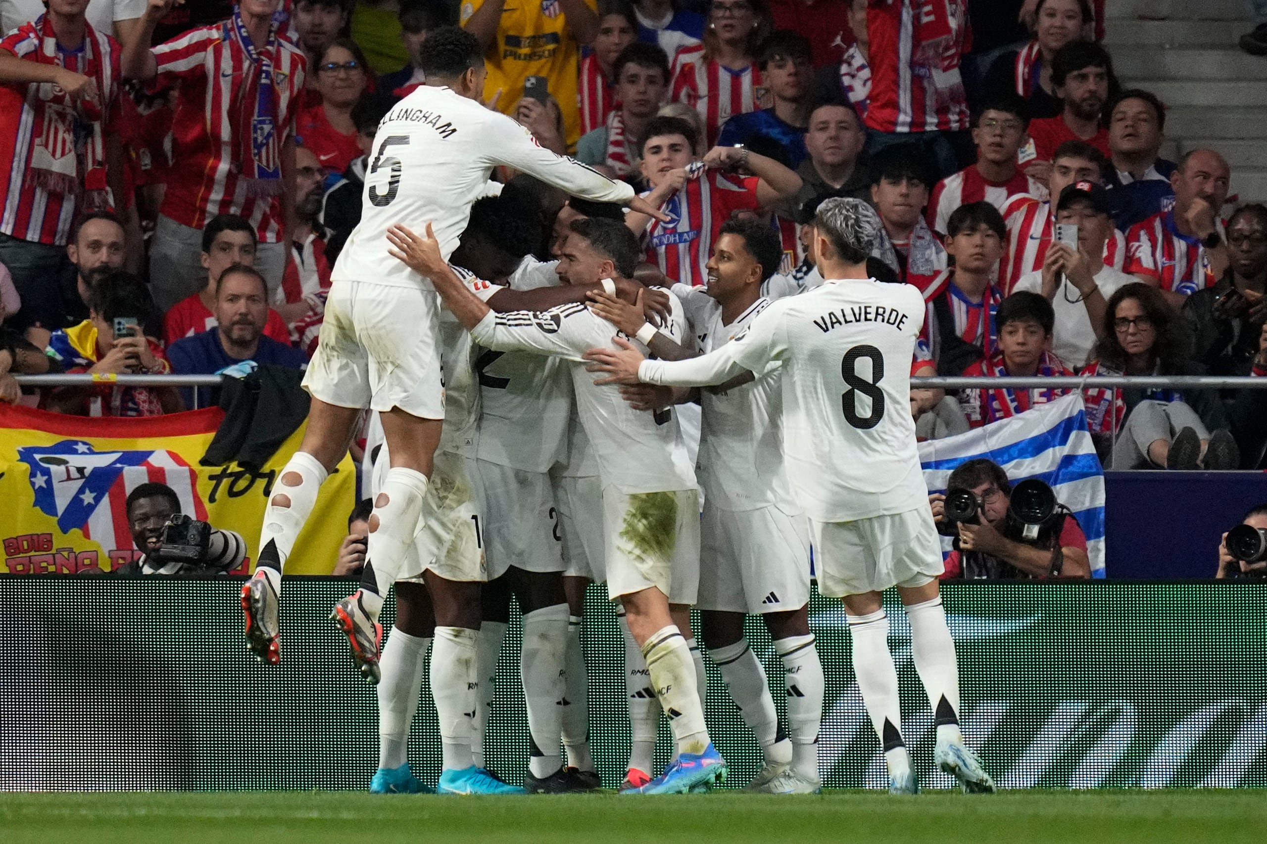 Los jugadores del Real Madrid celebran el gol de Eder Militao en el empate 1-1 contra el Atlético de Madrid, el domingo 29 de septiembre de 2024. (AP Foto/Bernat Armangue)
